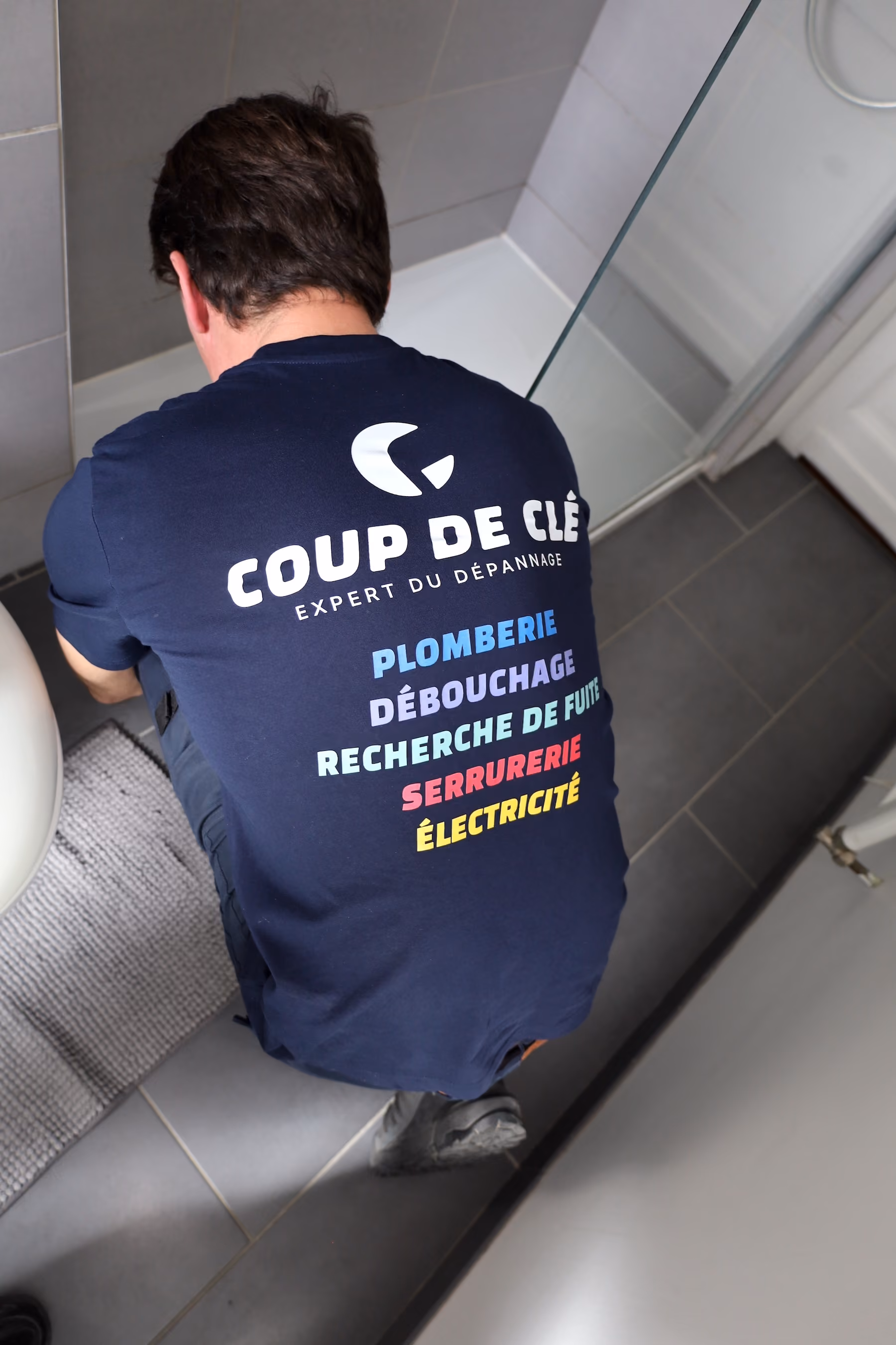 Technicien Coup de clé réparant une fuite de canalisation à Montpellier