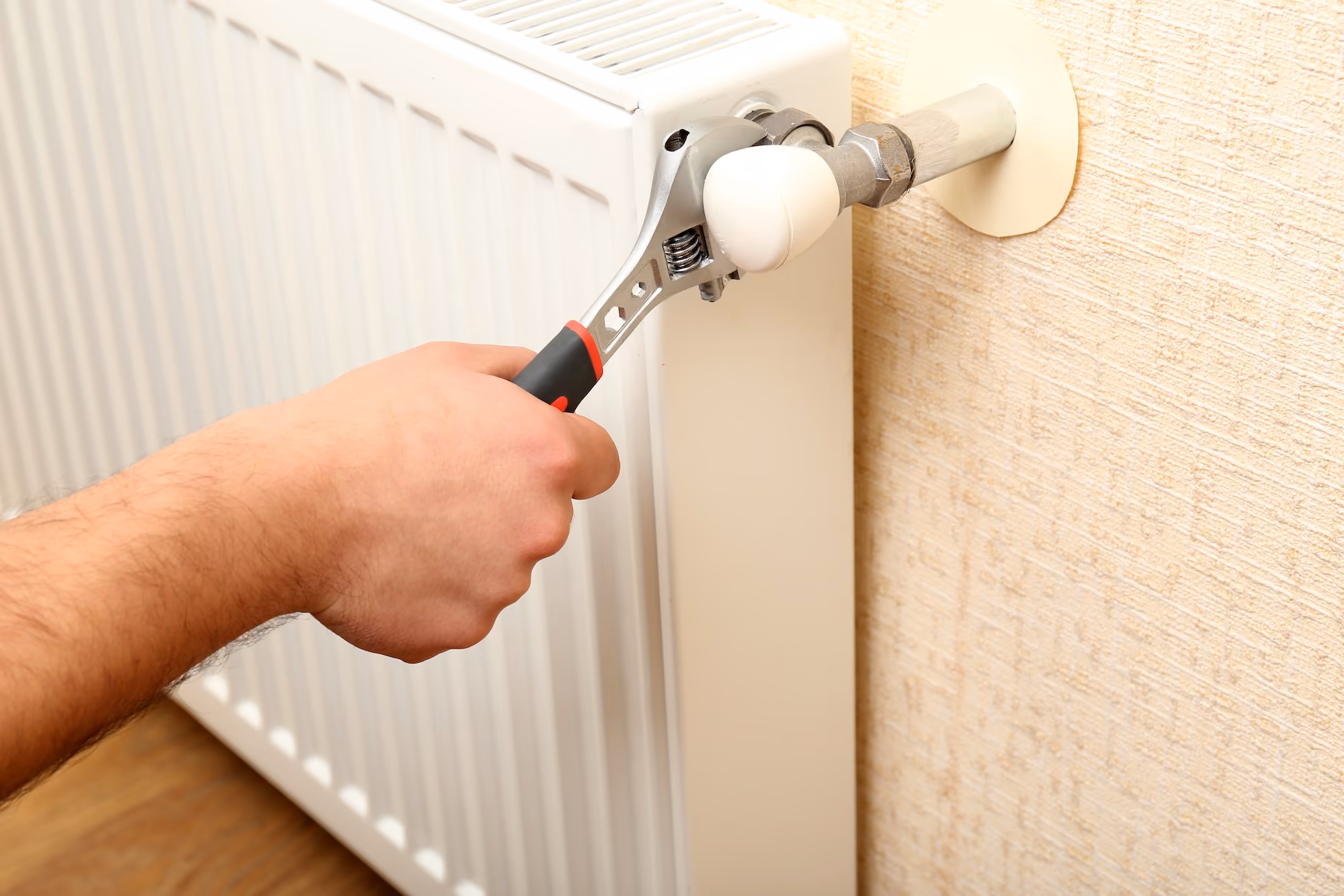 Radiateur qui fuit au niveau d'un raccord — réparation par Coup de clé