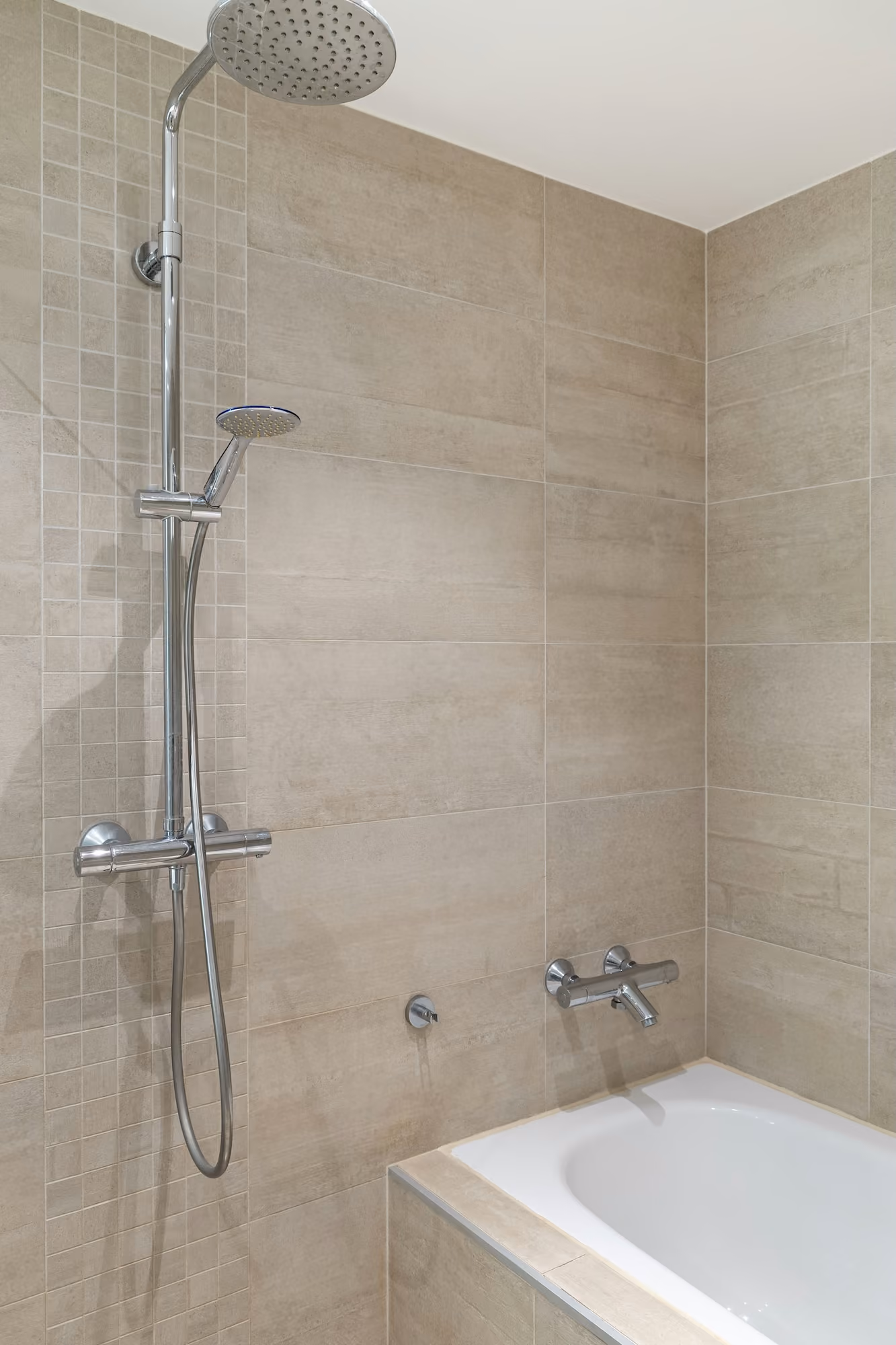 Douche en cours de débouchage de bonde à Montpellier