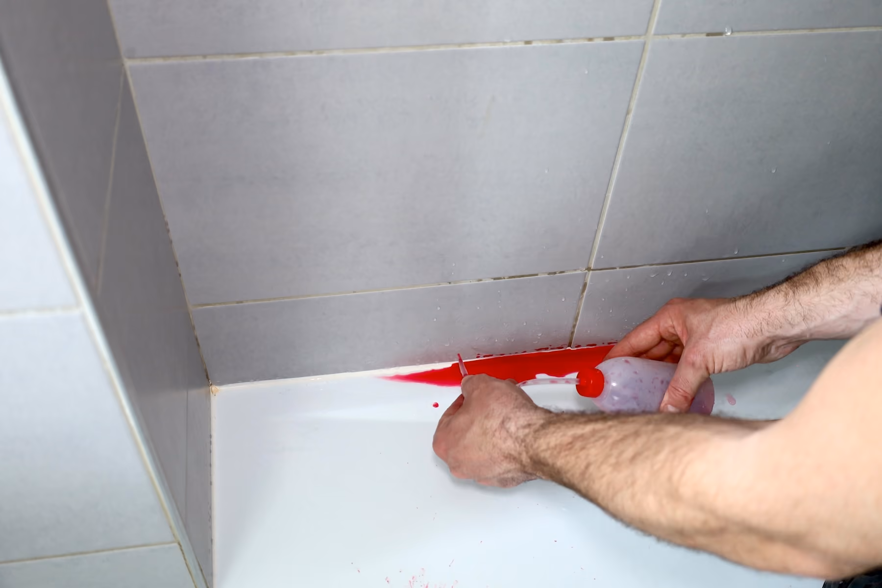 Technicien Coup de clé réalisant un test au colorant à Montpellier