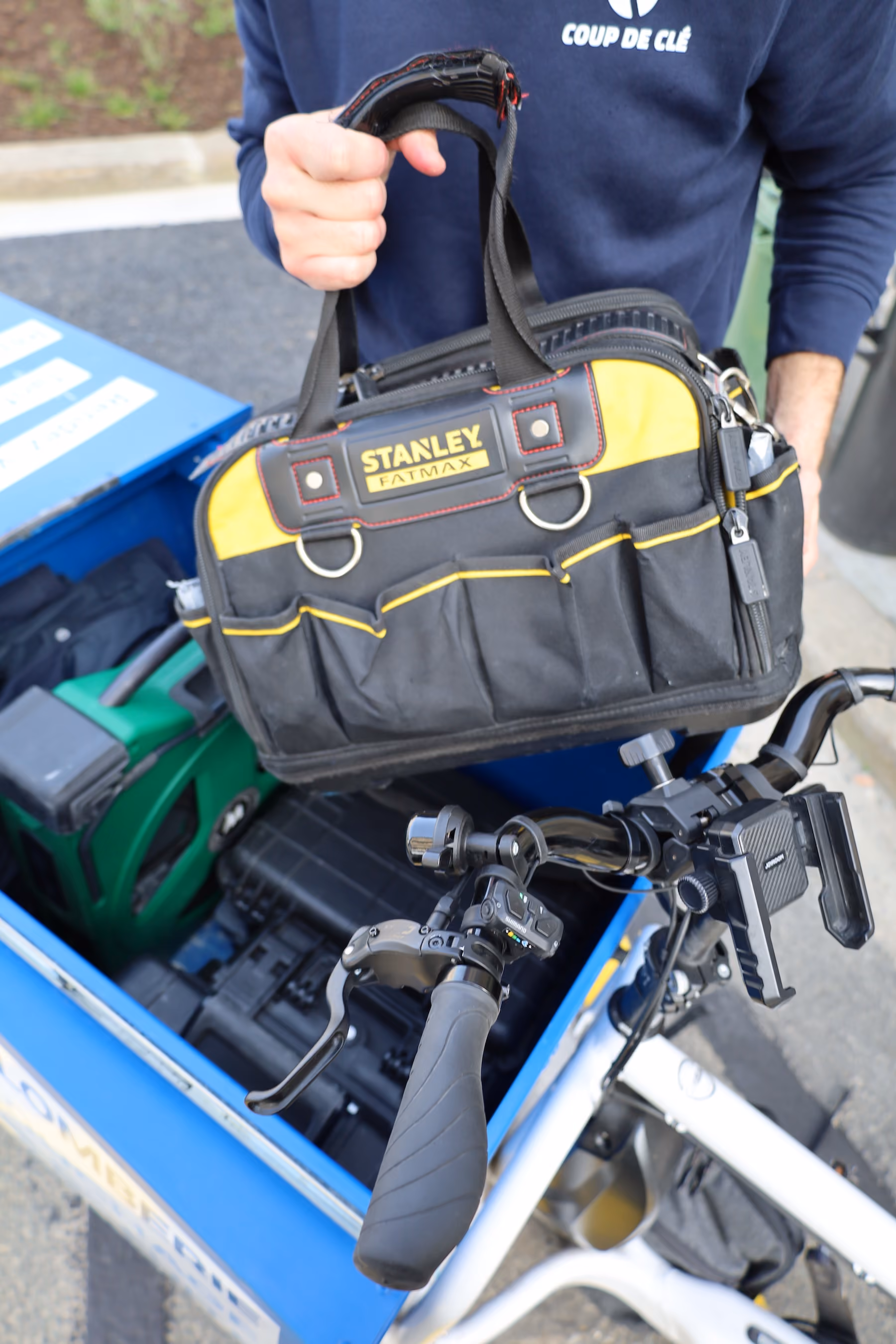 Technicien Coup de clé arrivant à vélo cargo pour une urgence en location courte durée Bordeaux