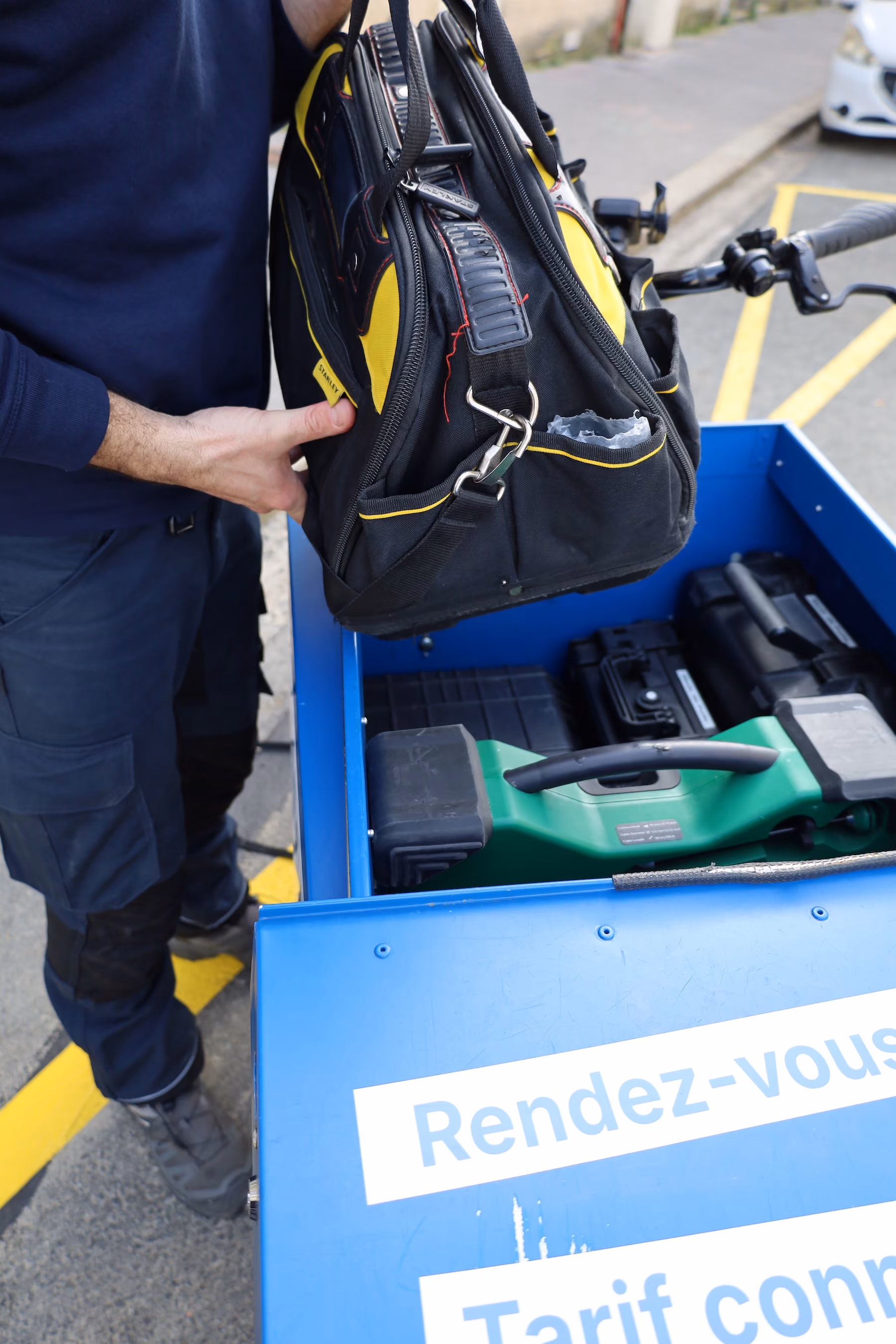 Technicien salarié Coup de clé se déplaçant à vélo pour une intervention en copropriété Bordeaux