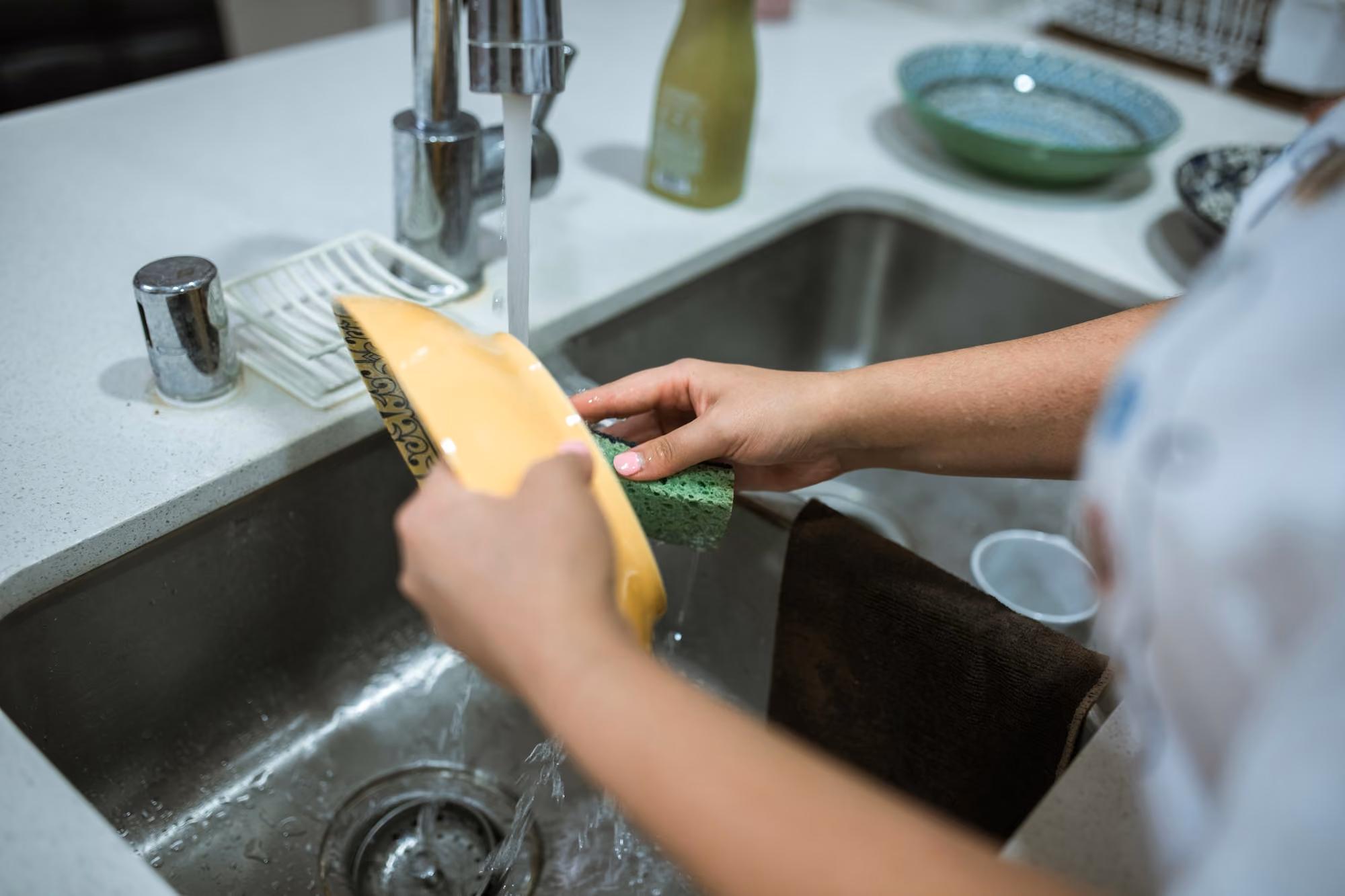 Fuite visible sous l'évier ou le lavabo — réparation par technicien Coup de clé