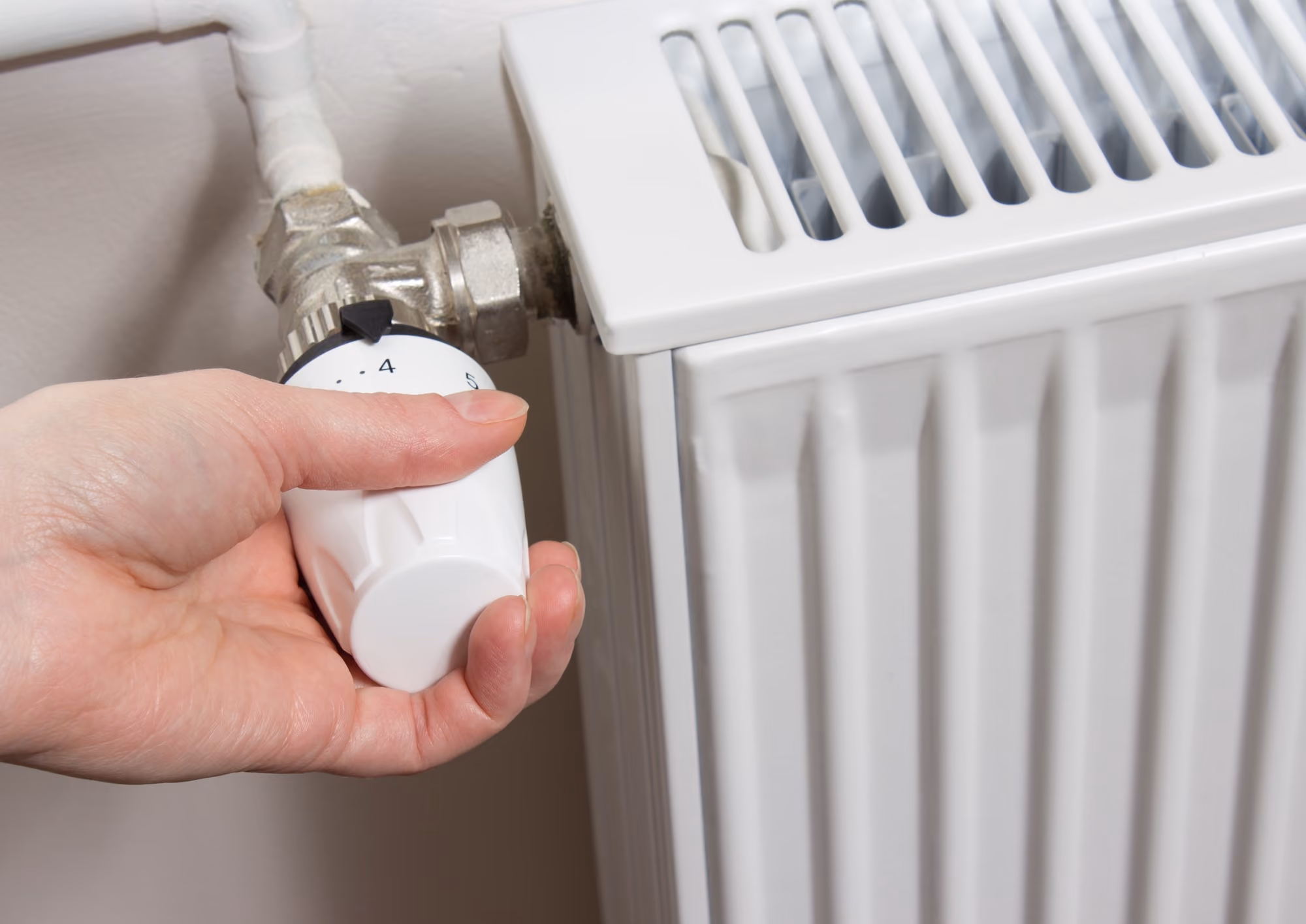 Radiateur à eau avec vannes thermostatiques — désembouage de circuit par Coup de clé à Bordeaux