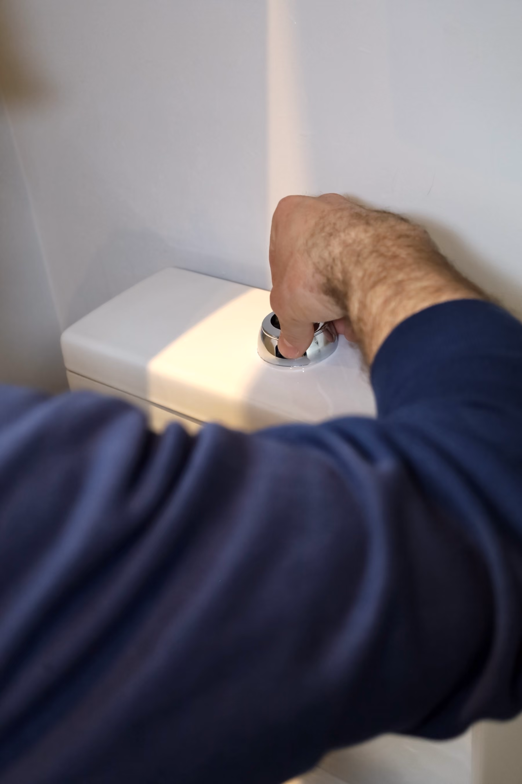 Chasse d'eau qui coule en continu dans la cuvette — remplacement mécanisme Coup de clé