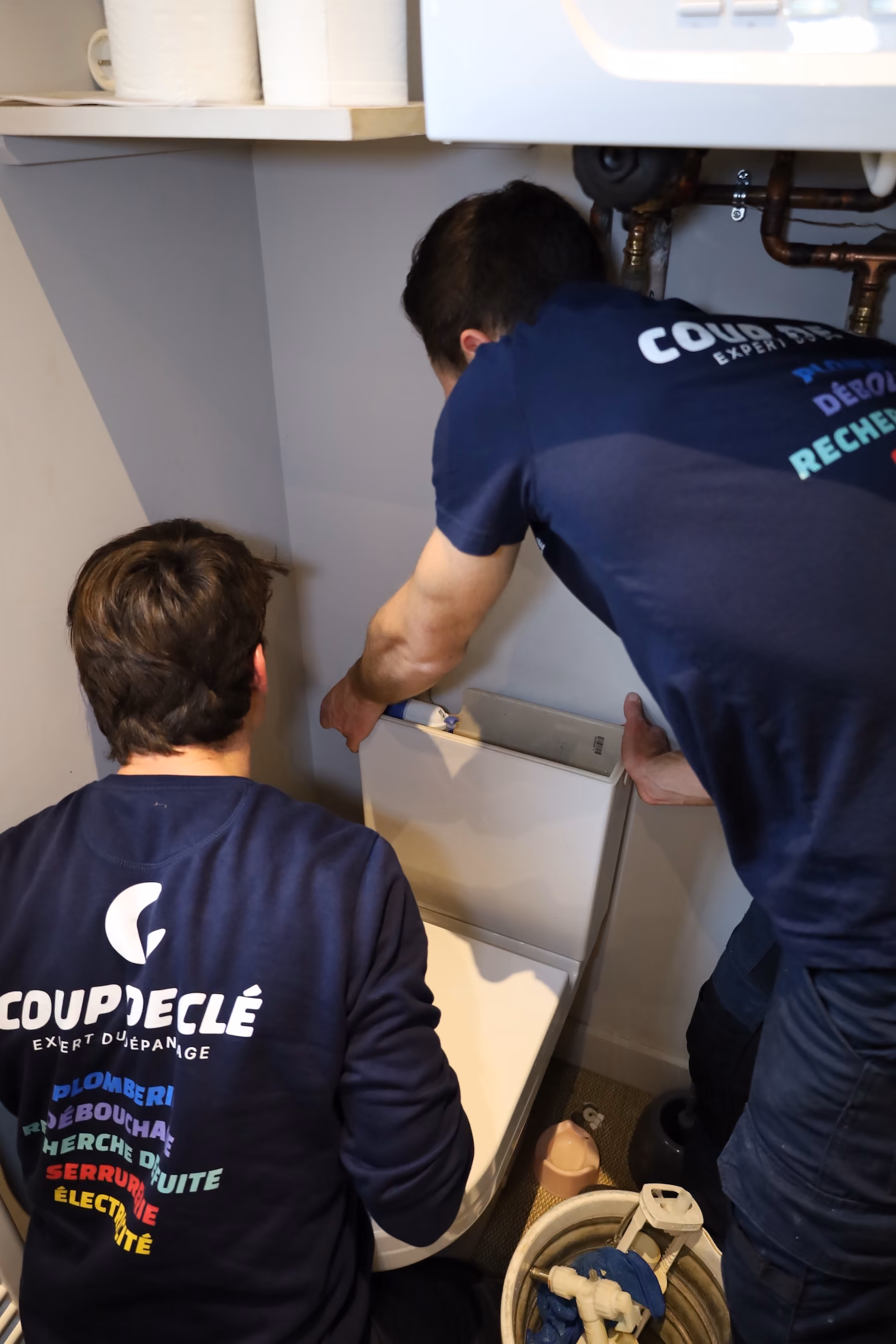Eau qui coule en continu dans la cuvette WC — réparation par Coup de clé
