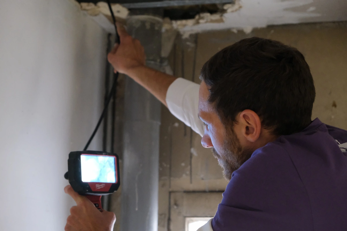 Technicien inspectant une colonne avec une camera d inspection