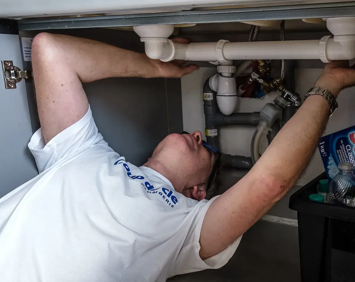 Technicien intervenant sur une réparation de canalisation