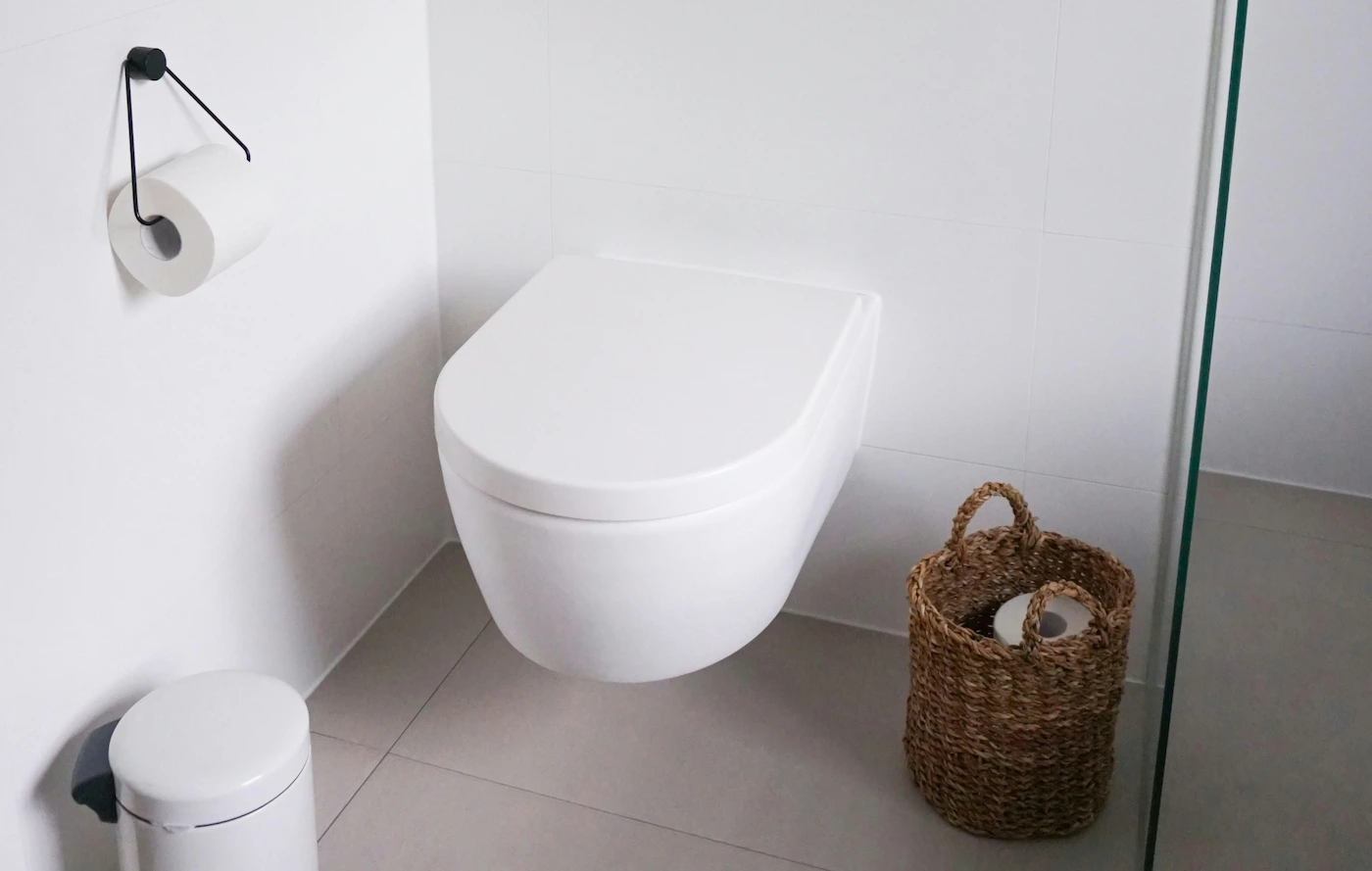 WC suspendu moderne illustrant les critères de choix d'un modele