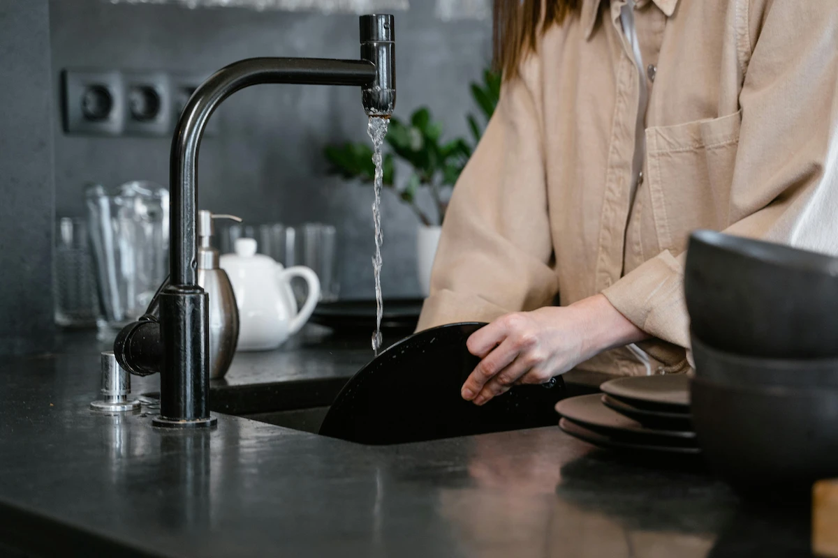 Technicien inspectant des toilettes pour identifier l origine de mauvaises odeurs