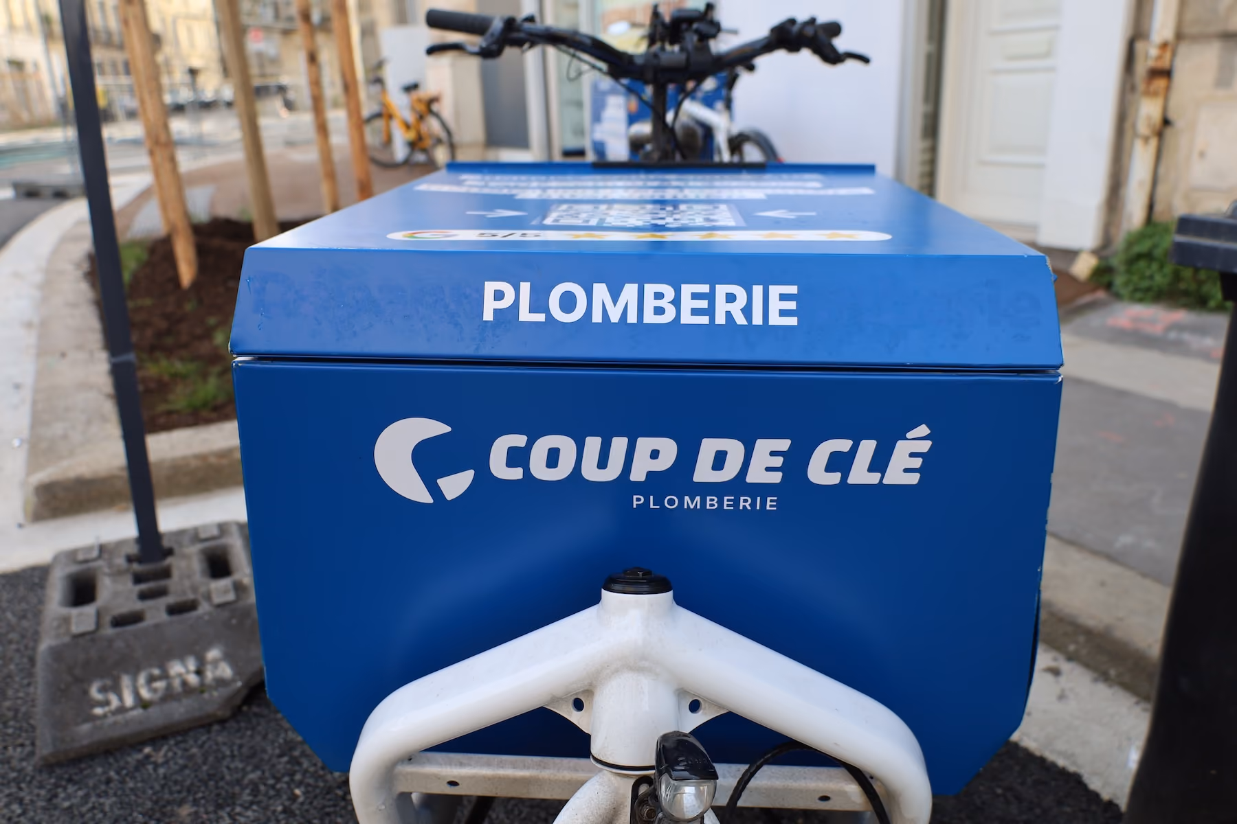 Technicien Coup de clé intervenant sur un chauffe-eau près d'un tableau électrique