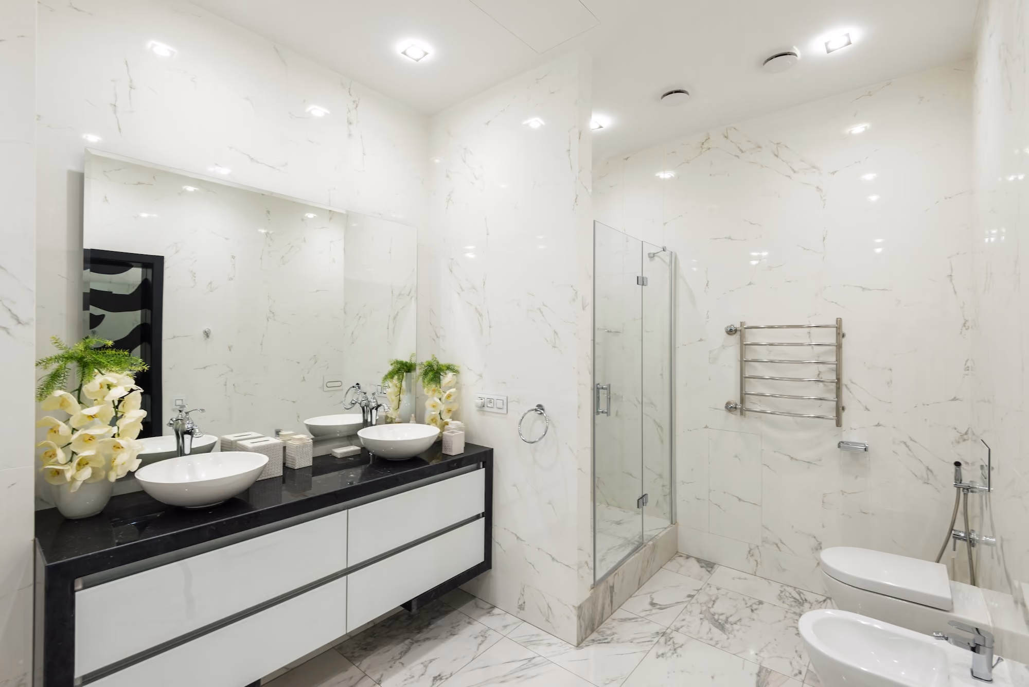 Salle de bain moderne avec douche