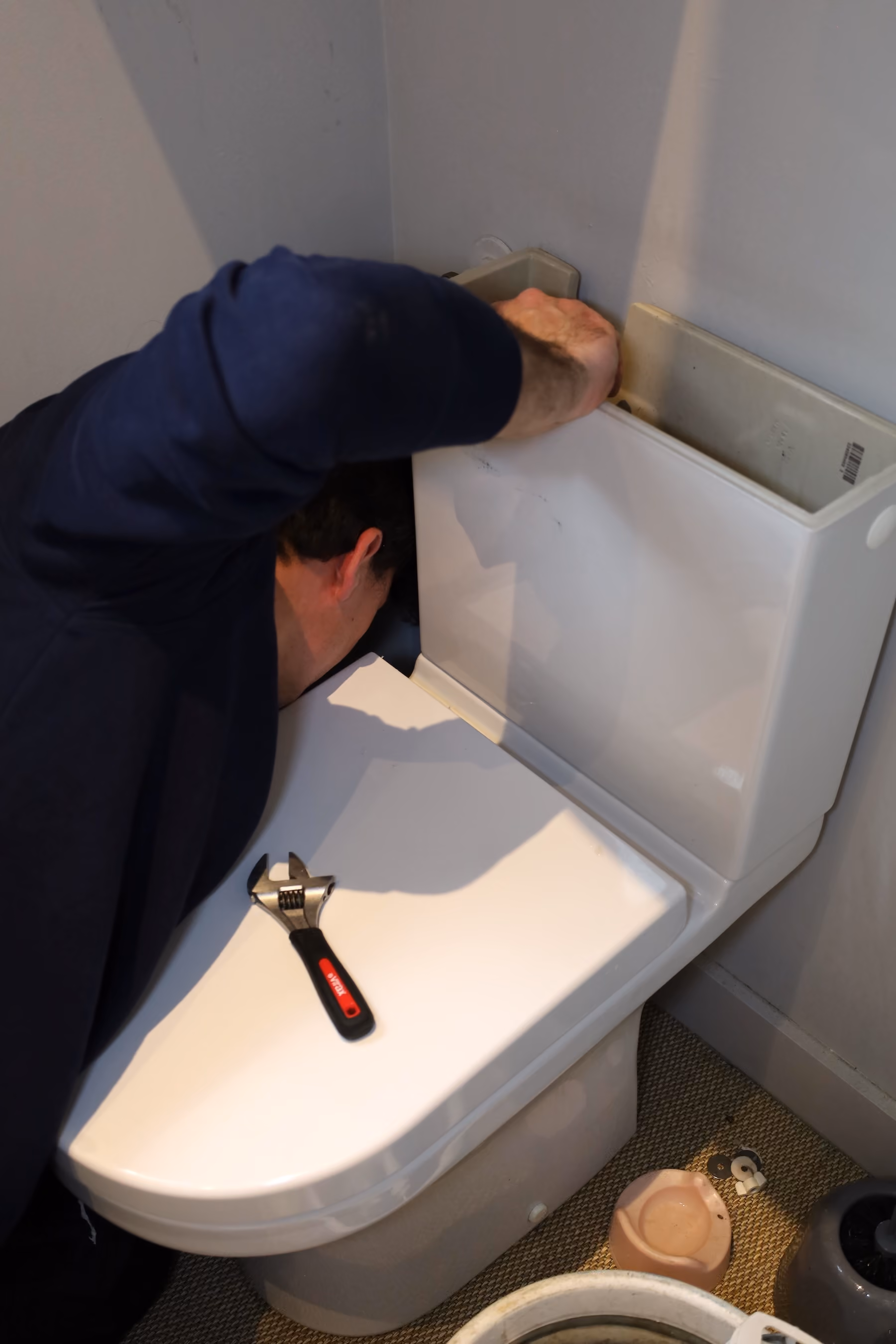 Robinet d'alimentation WC en réparation de fuite