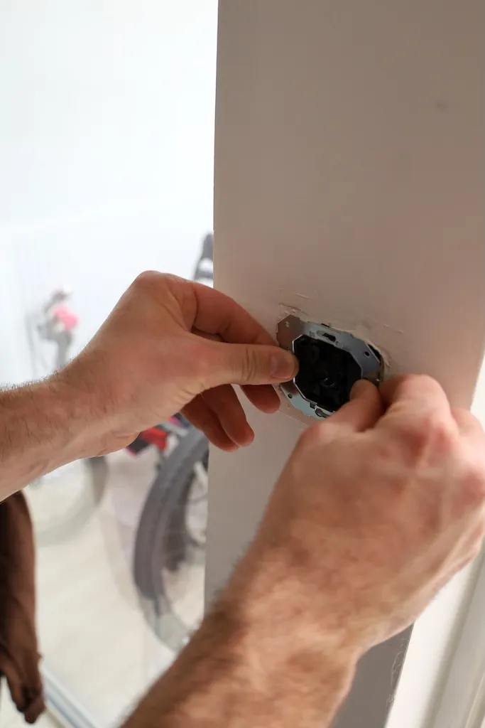 Électricien contrôlant une installation électrique