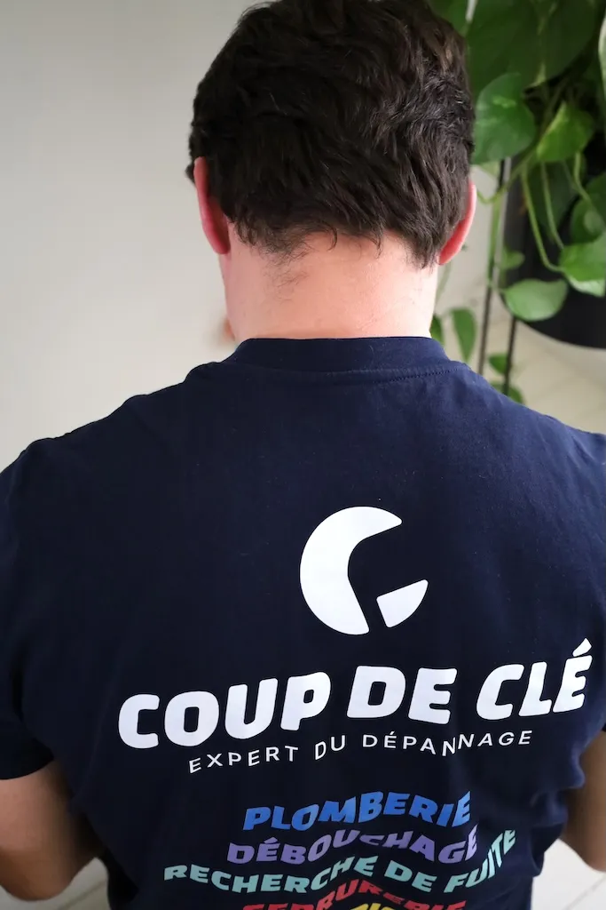 Électricien en action