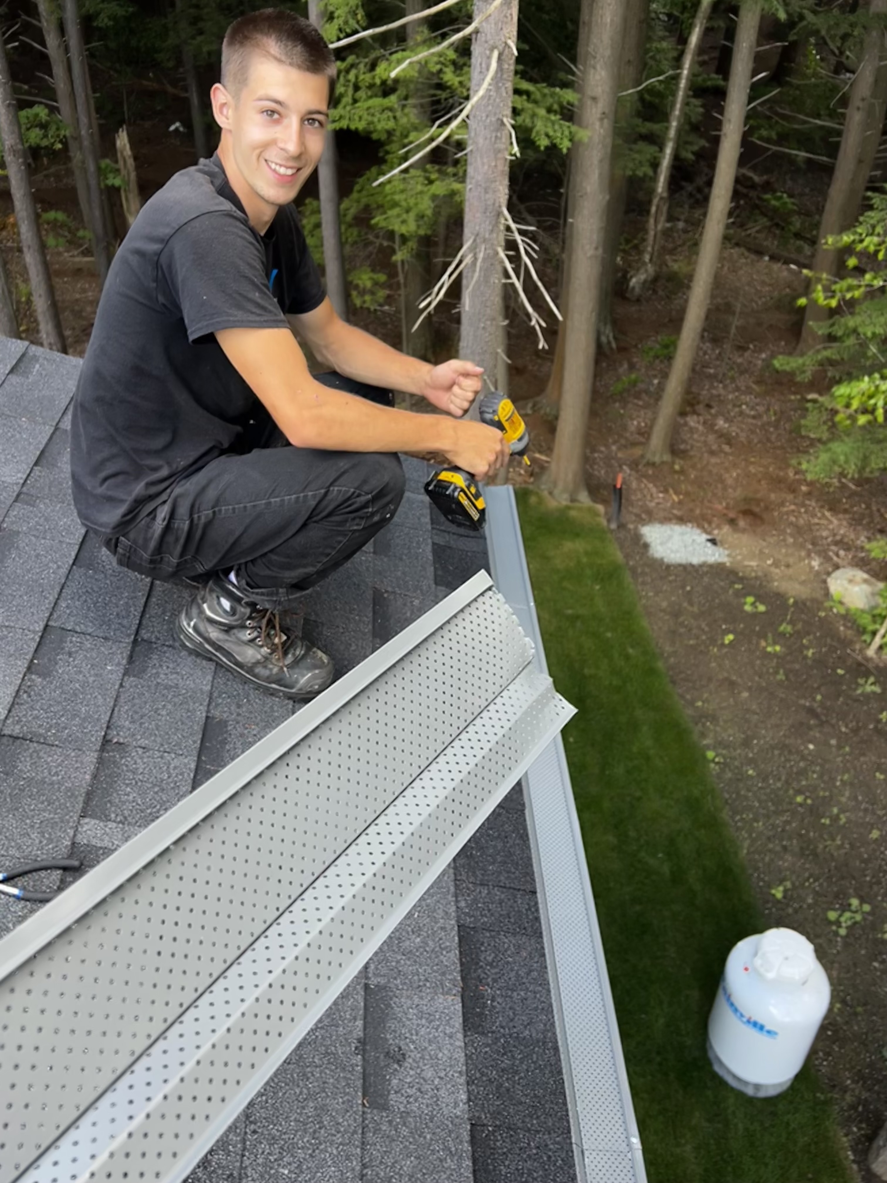 Protège-gouttières parefeuille résidentiel à Magog par Services Apollo