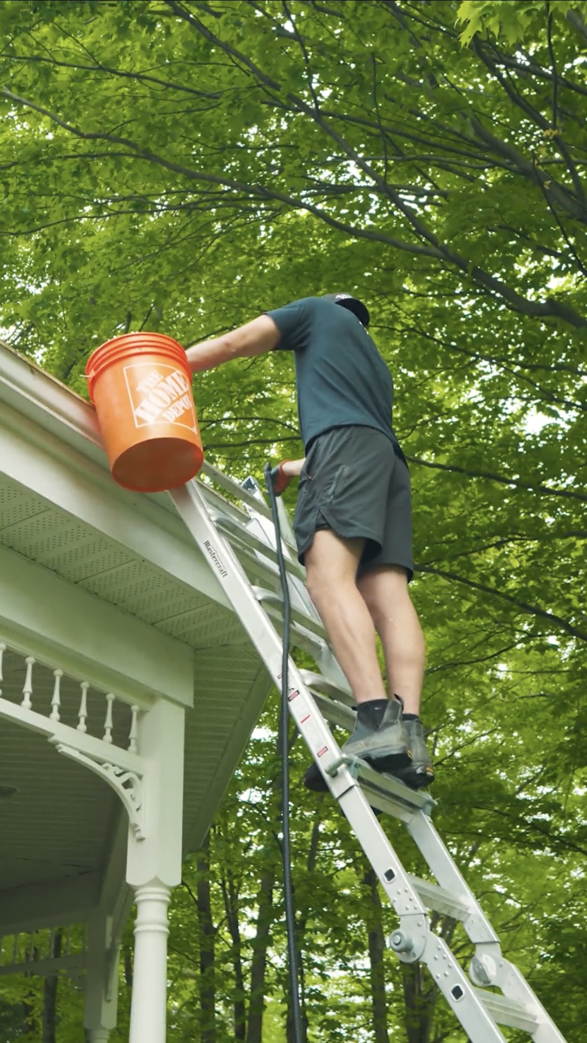 Nettoyage de gouttières résidentielles à Sherbrooke par Services Apollo"