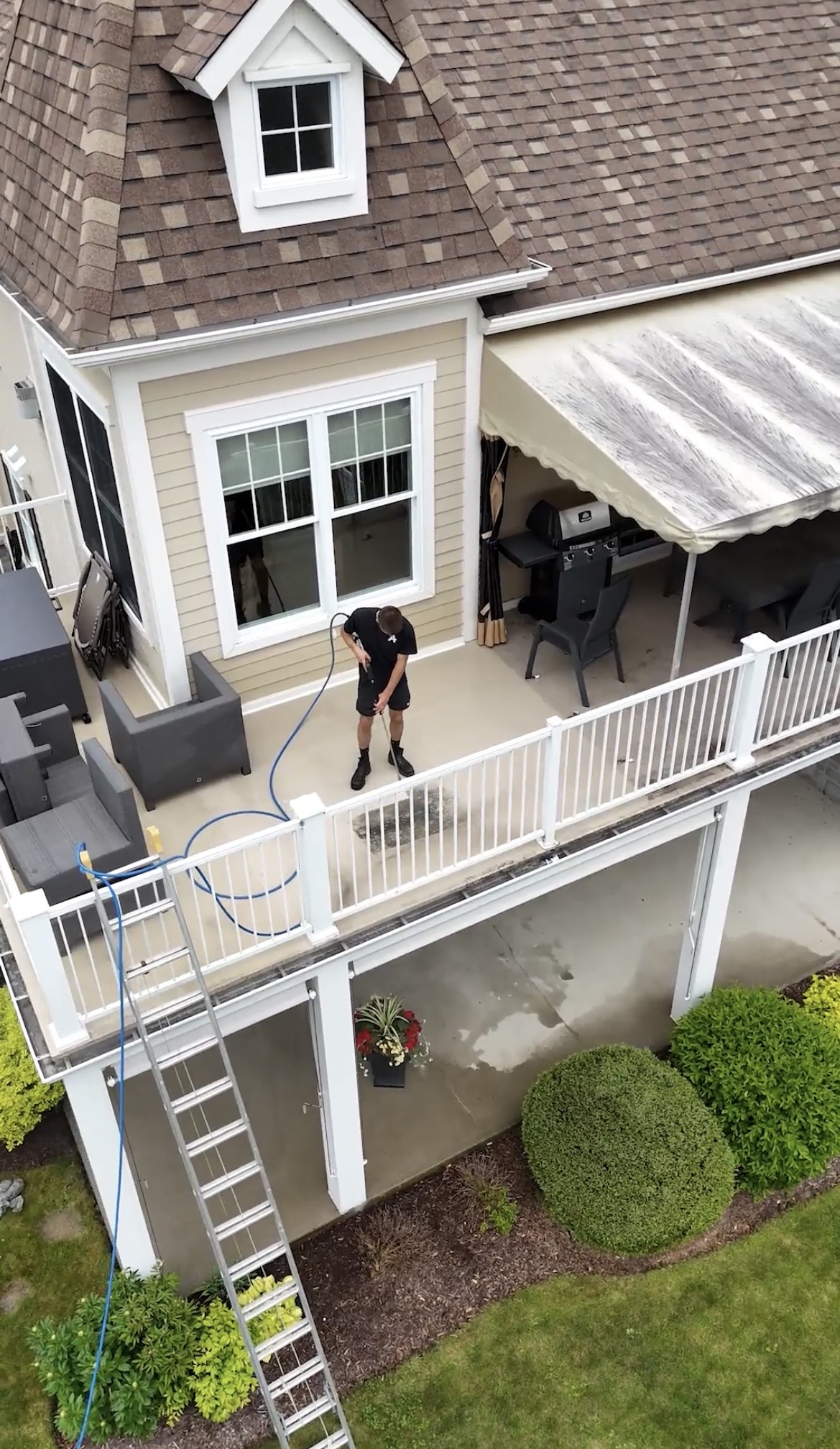 Nettoyage à pression d'un balcon à Bromont