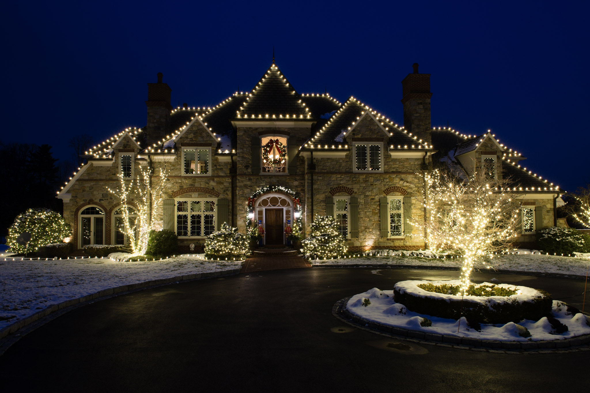 Installation professionnelle de lumières de Noël sur une maison en Estrie par Services Apollo