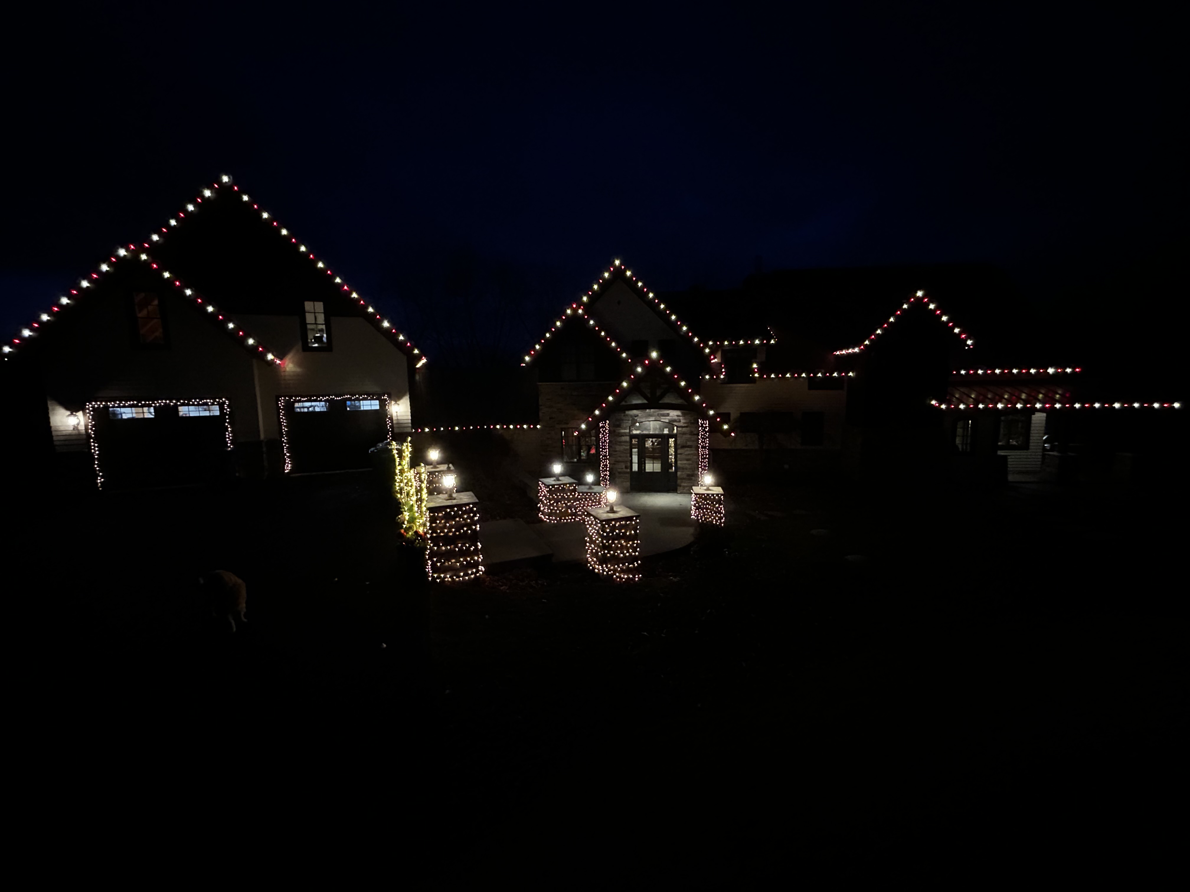 Installation de lumières de Noel Estrie, Services Apollo / Installation professionnelle de lumières de Noël par Services Apollo, créant une ambiance magique et sécuritaire pour les fêtes