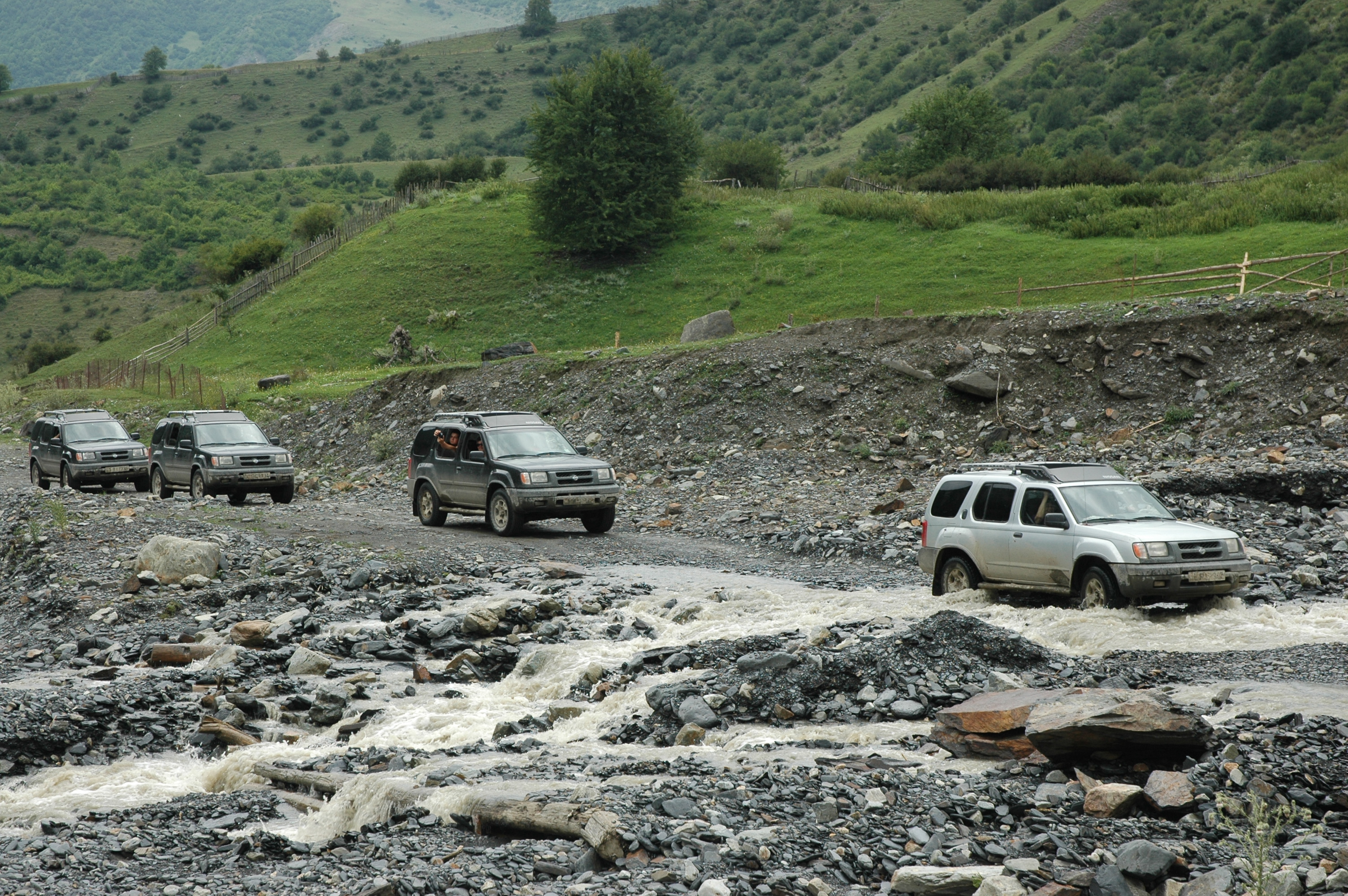4x4's in een groene vallei in de Kaukasus, Georgië
