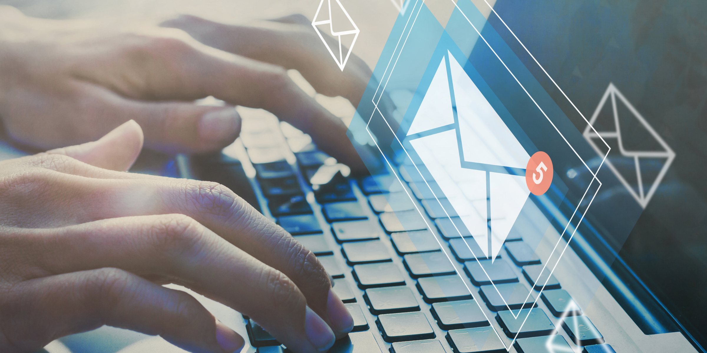 Blick auf einen Laptop, vor dem ein futuristisches Hologramm eines Briefumschlags, als Symbol für eine E-Mail, schwebt. 