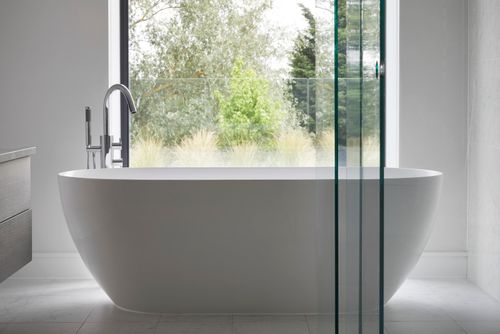 Contemporary freestanding bath with magnificient view