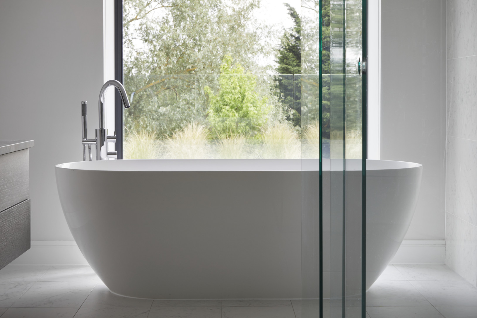 Contemporary freestanding bath with magnificient view