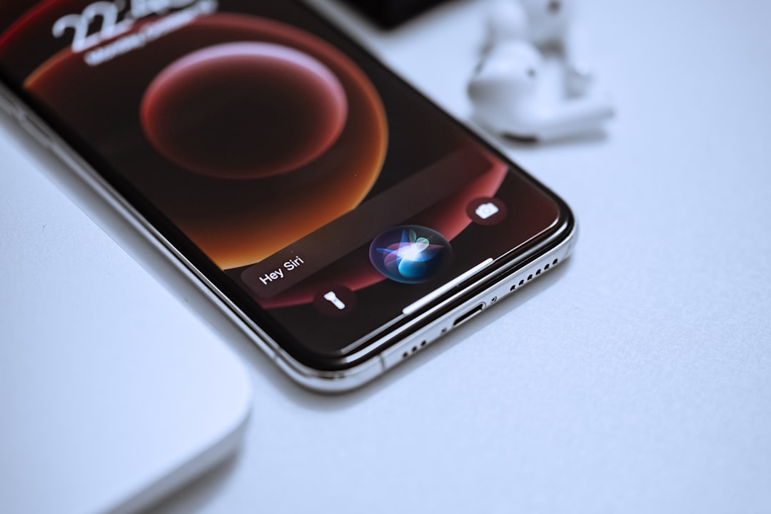 Smartphone affichant l’assistant vocal Siri, illustrant le rôle croissant de l’IA dans les tendances technologiques jusqu’en 2025 et au-delà.