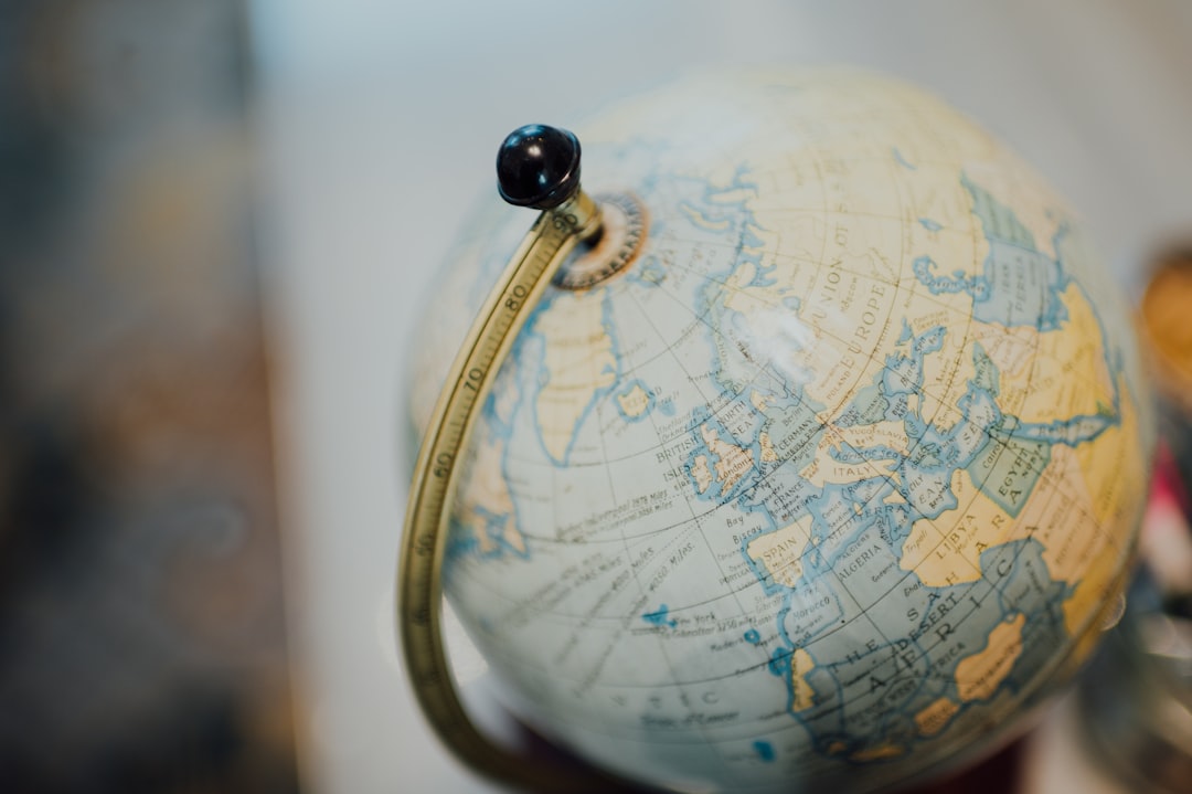 Gros plan sur un globe terrestre représentant l’Europe et l’Afrique, symbolisant les tendances mondiales en matière d’IA générative d’ici 2025 et au-