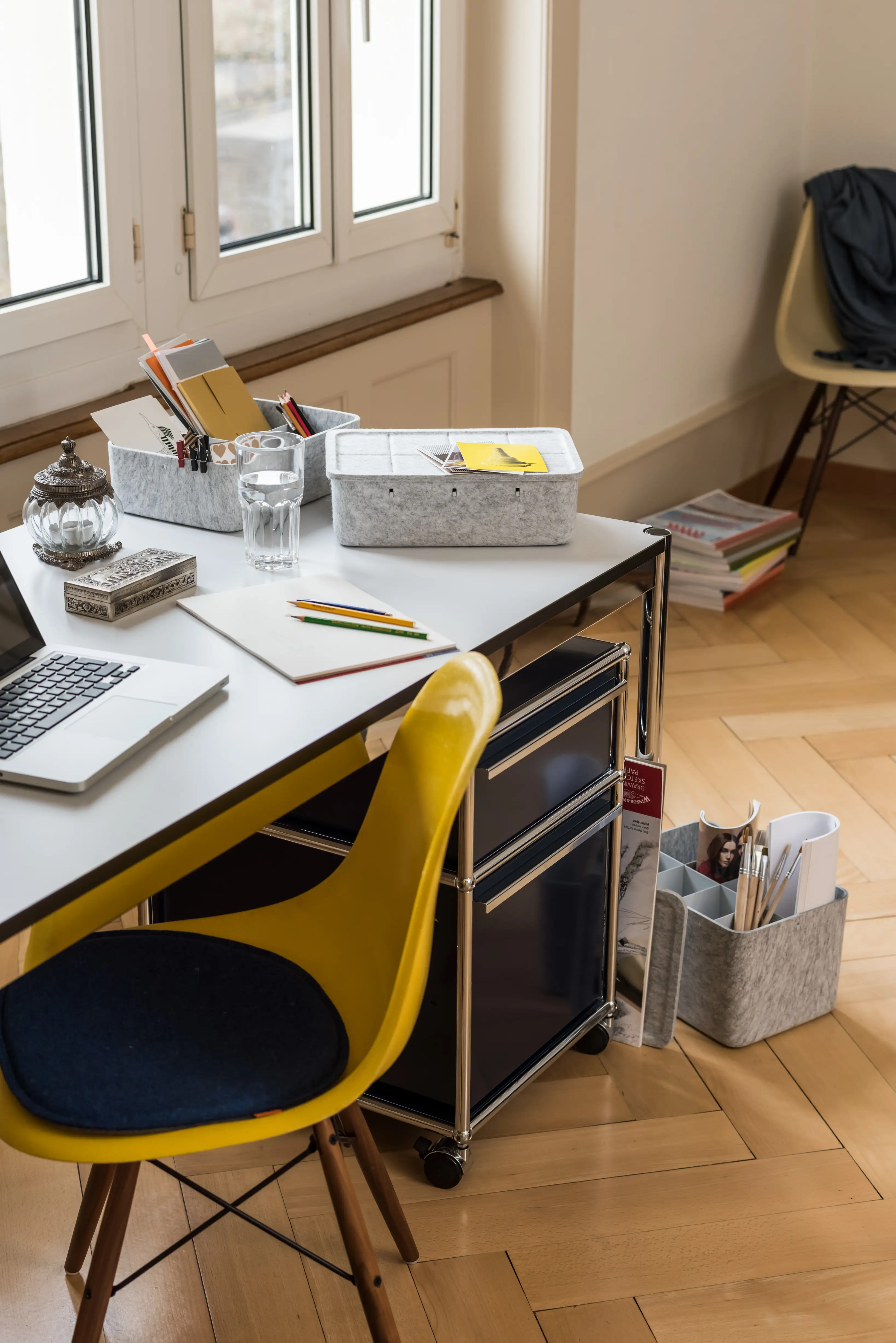 USM Haller Schreibtisch mit USM Haller Rollcontainer für Office und Homeoffice.