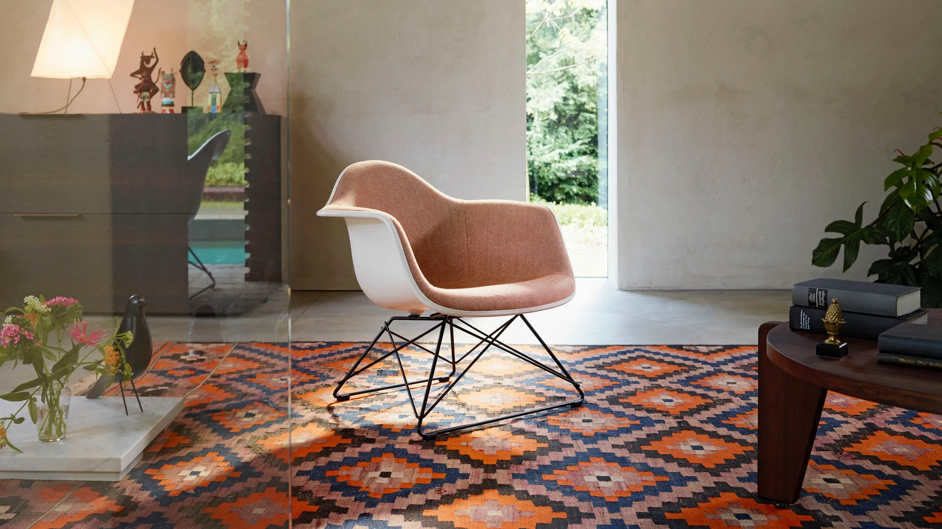 Vitra Eames Plastic Armchair. Jetzt verfügbar bei Ihrem Vitra Partner in Baden-Baden. Besuchen Sie uns.