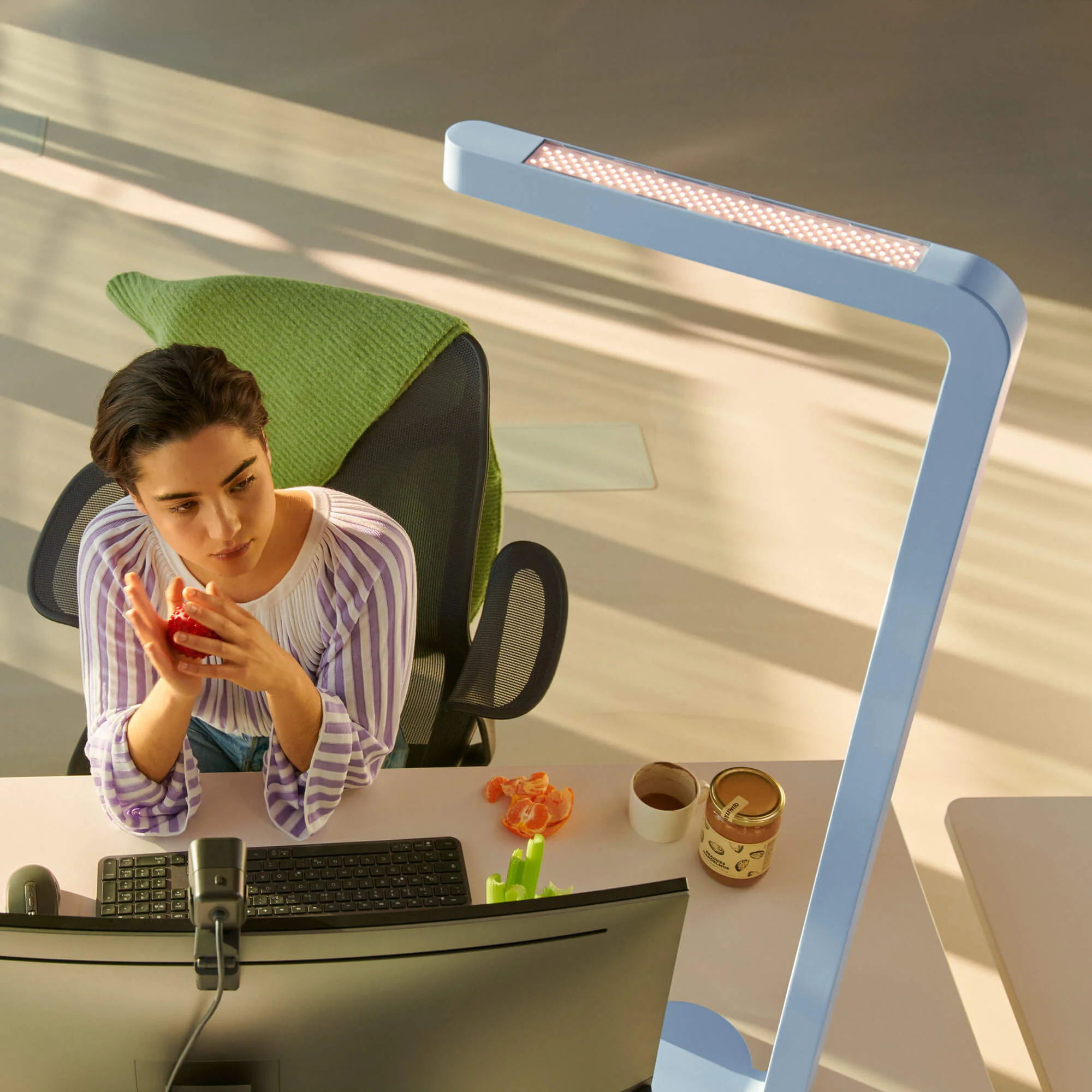 GRAU Team-Home_Blue_Anti-Glare_Desktop-Mobile Leuchte für Büro und Homeoffice. Jetzt bei Ihrem GRAU Leuchten Partner in Baden-Baden.