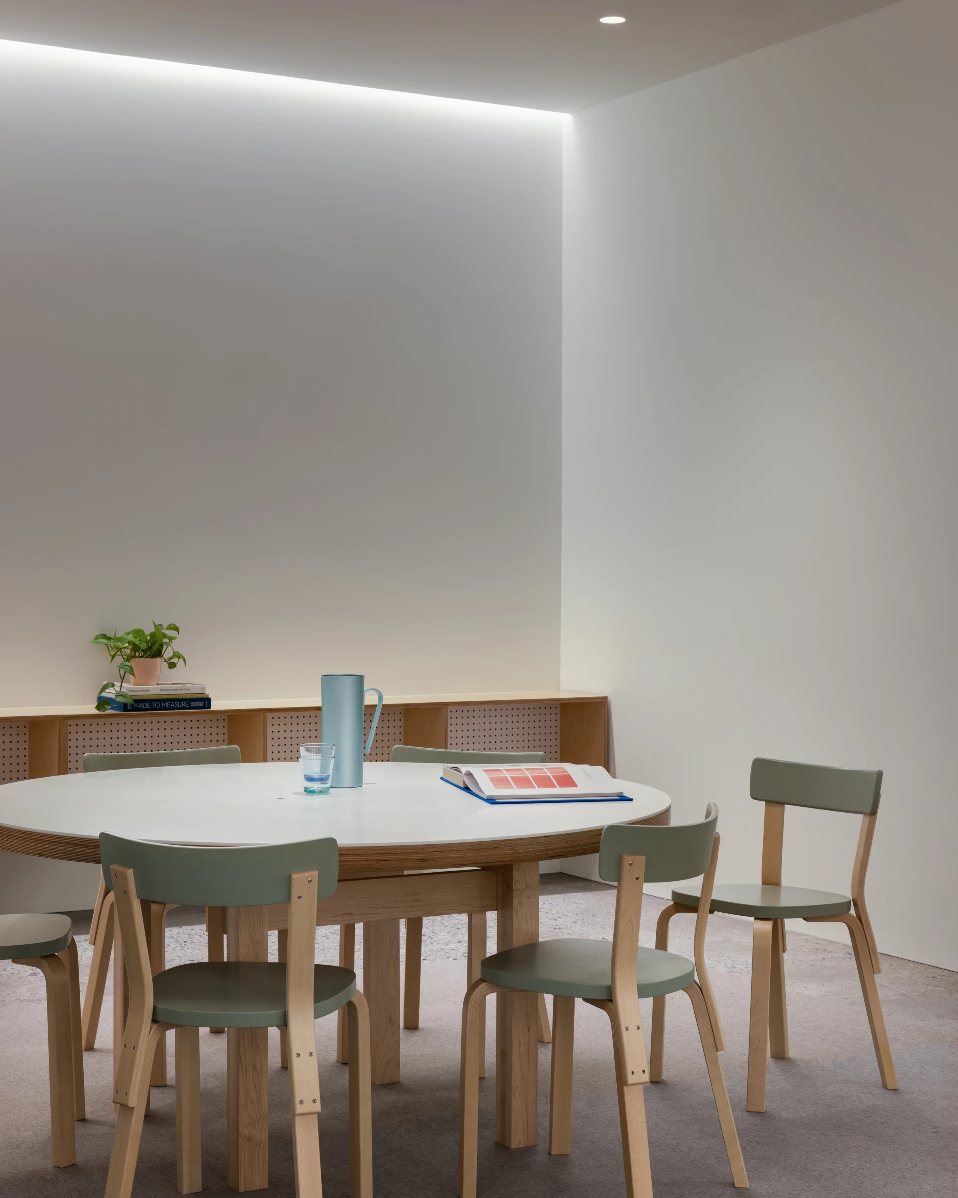 Artek Holzstühle in Baden-Baden.