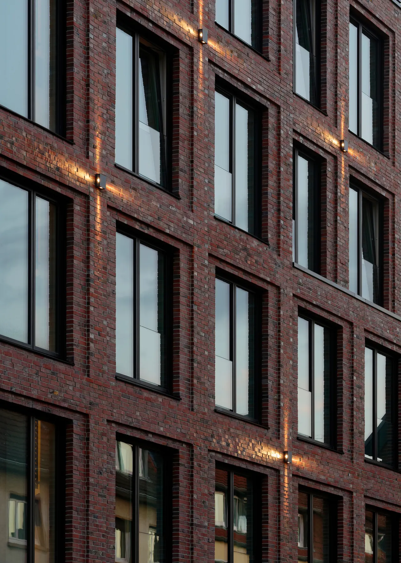 Wohnhaus Fassadenbeleuchtung. Jetzt mehr erfahren bei Candela Baden-Baden, Ihrem Einrichtungshaus.