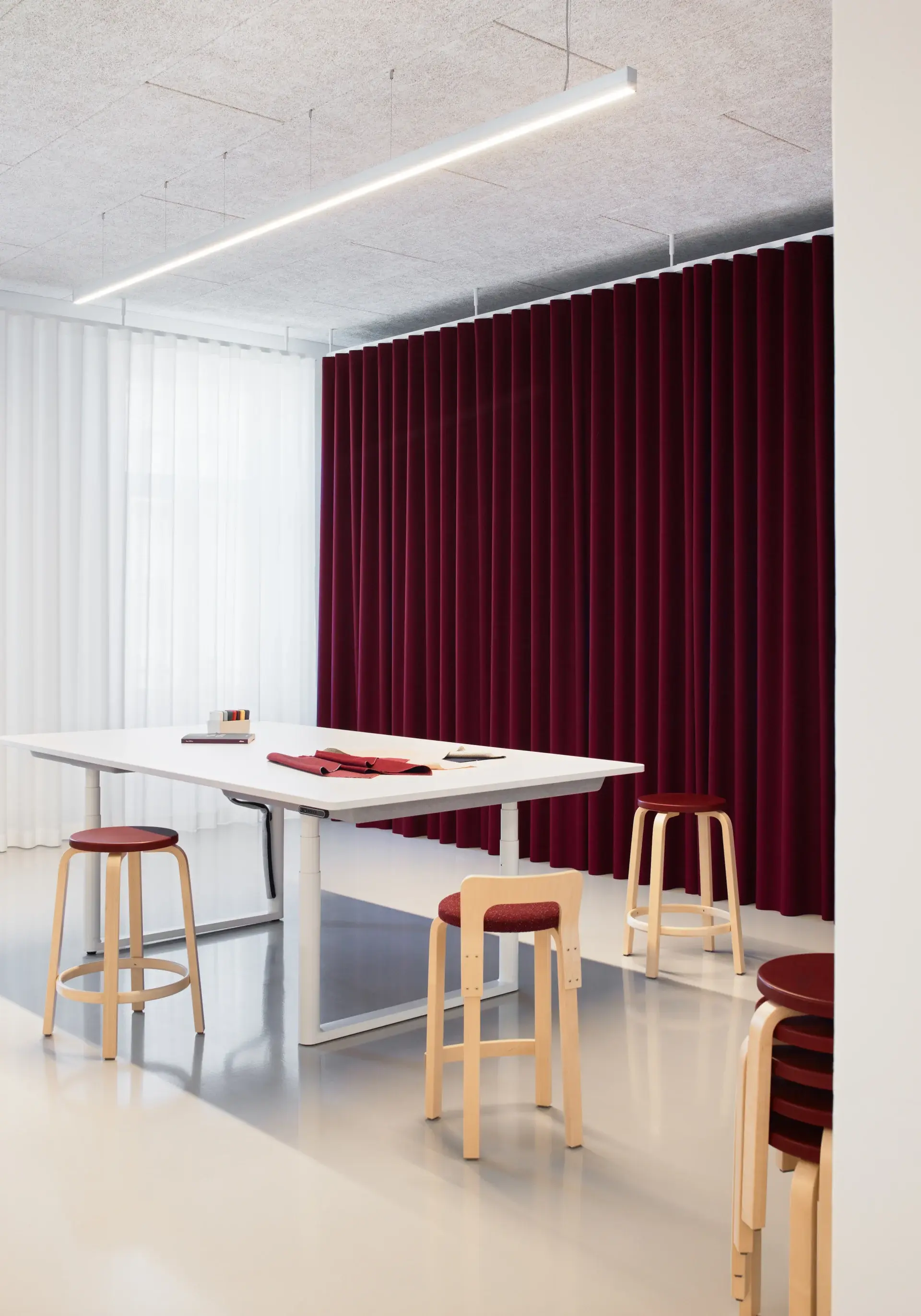 Artek Hocker und Holzstühle. Jetzt bei Ihrem Artek Partner in Baden-Baden.