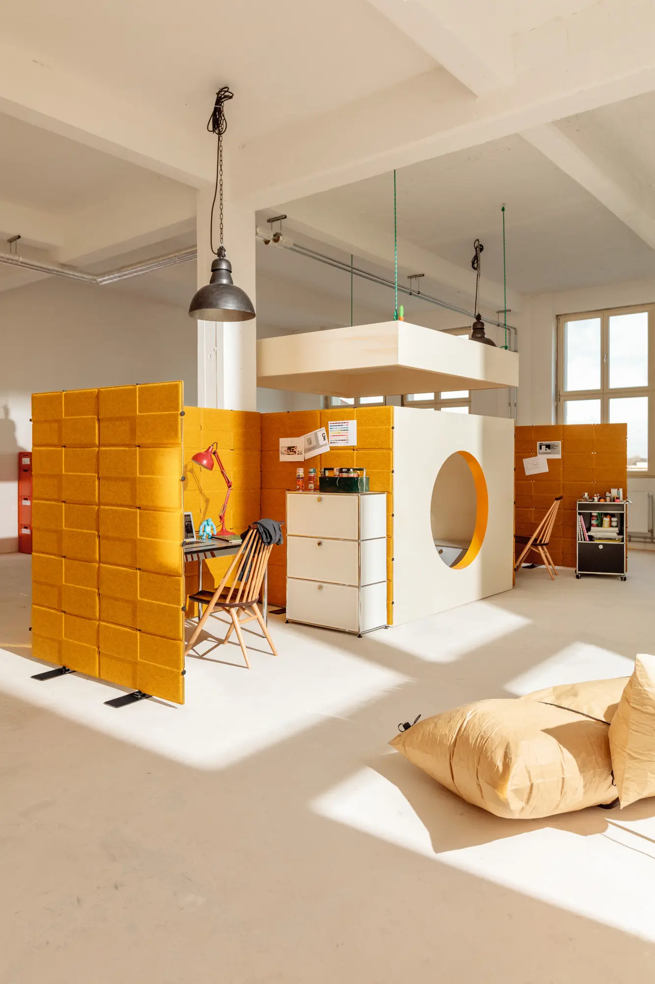 USM Privacy Panels.
Für die jederzeit modulare Zonierung im Open Space Office, als Sichtschutz und zur Optimierung der Raumakustik. Jetzt bei Candela Baden-Baden bestellen.