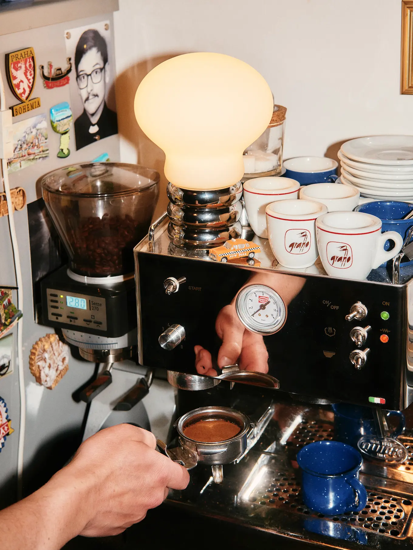 b.bulb Tisch-Akkuleuchte von Ingo Maurer. Jetzt verfügbar bei Ihrem Ingo Maurer Partner in Baden-Baden.