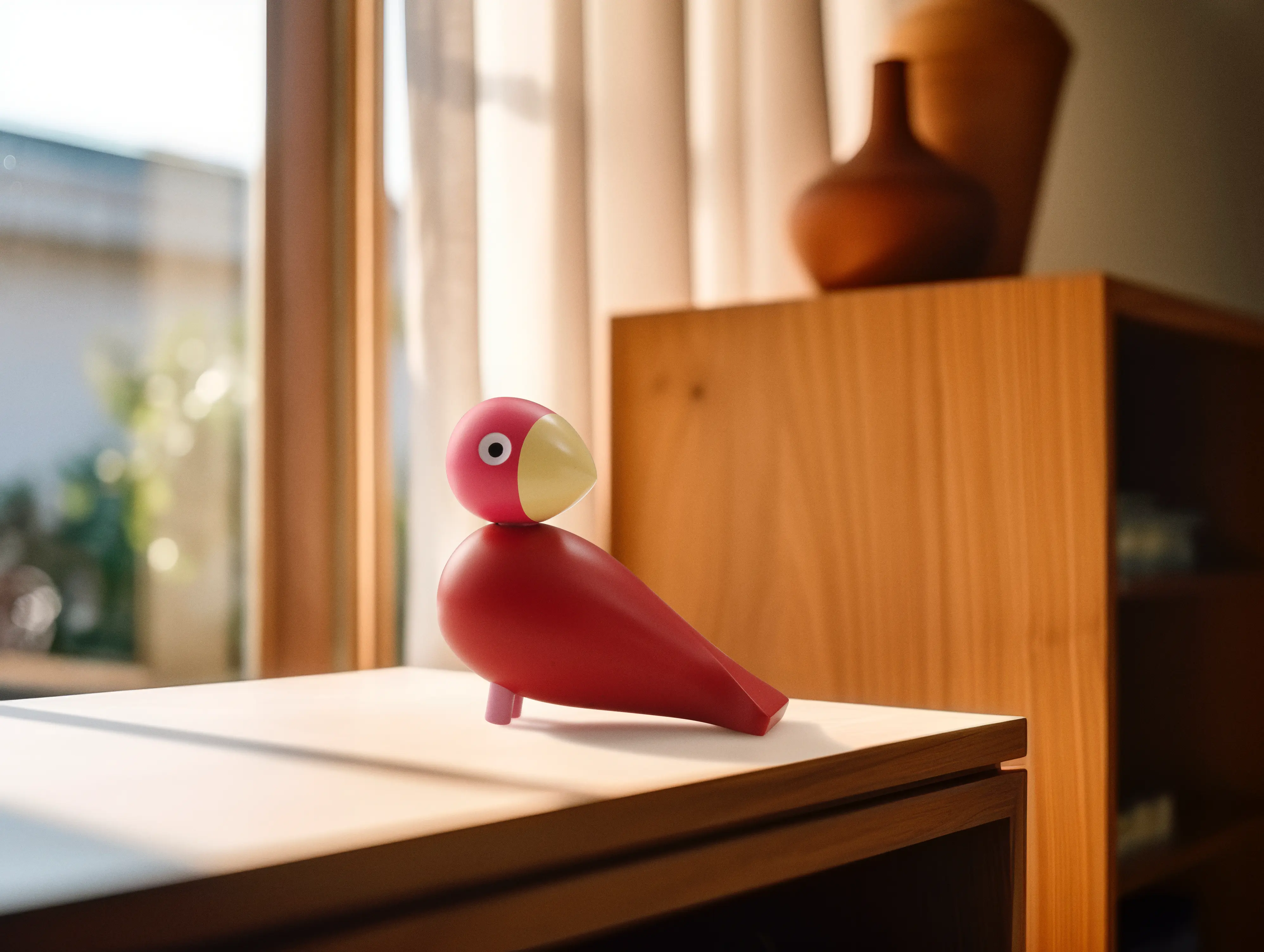 Roter Holzvogel. Schöne Einrichtungsgegenstände jetzt verfügbar bei Candela in Baden-Baden.