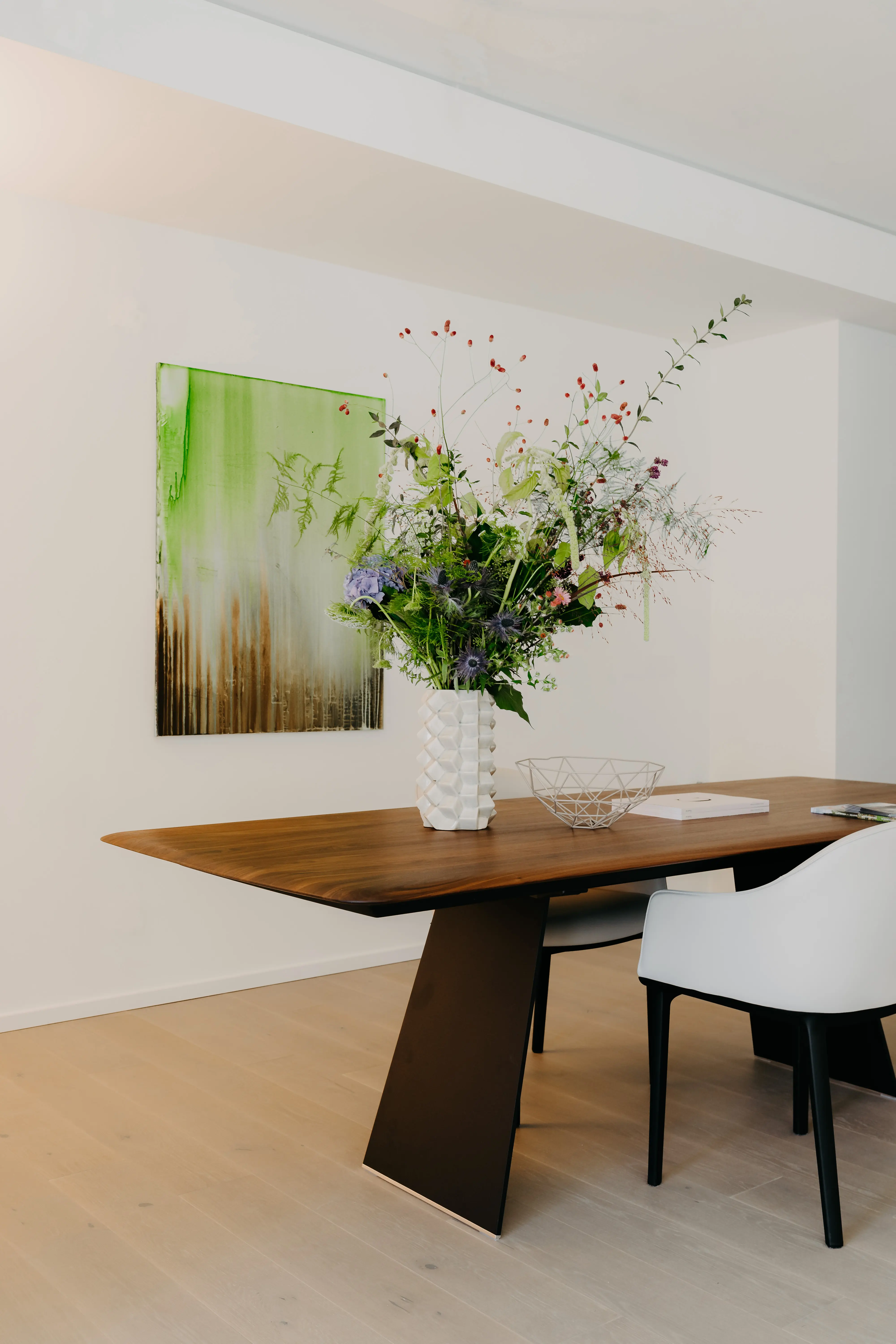 Moderner Esstisch mit Holzplatte und schwarzen Beinen bei Candela Baden-Baden.