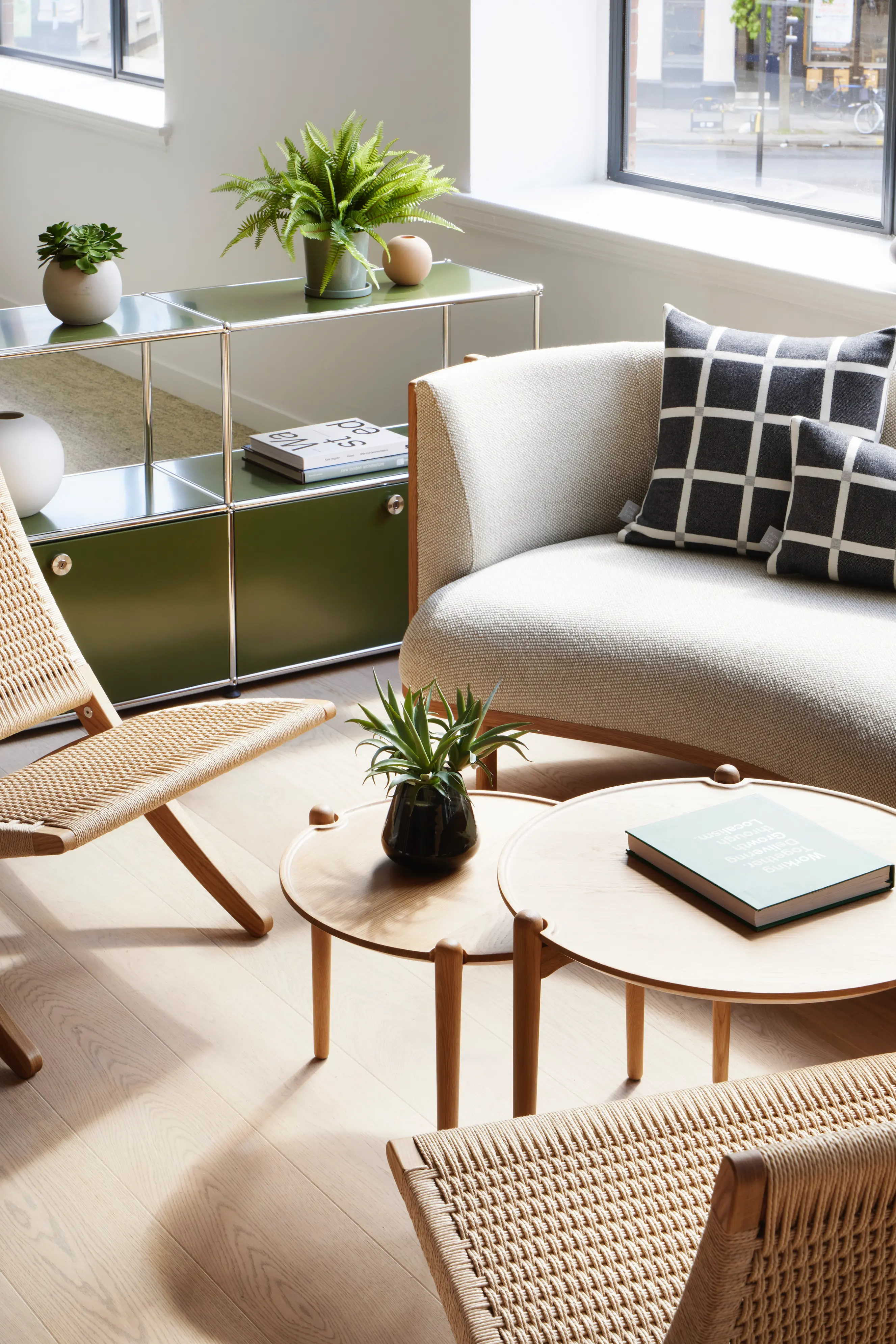 usm haller sideboard in der farbe olivegrün in Baden-Baden