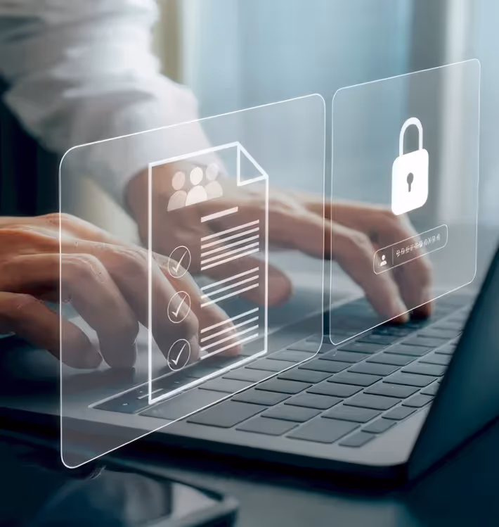 En person skriver på en bærbar PC med digitale overlegg som fremhever cybersikkerhet og dataingestion, i et profesjonelt og teknologidrevet miljø.