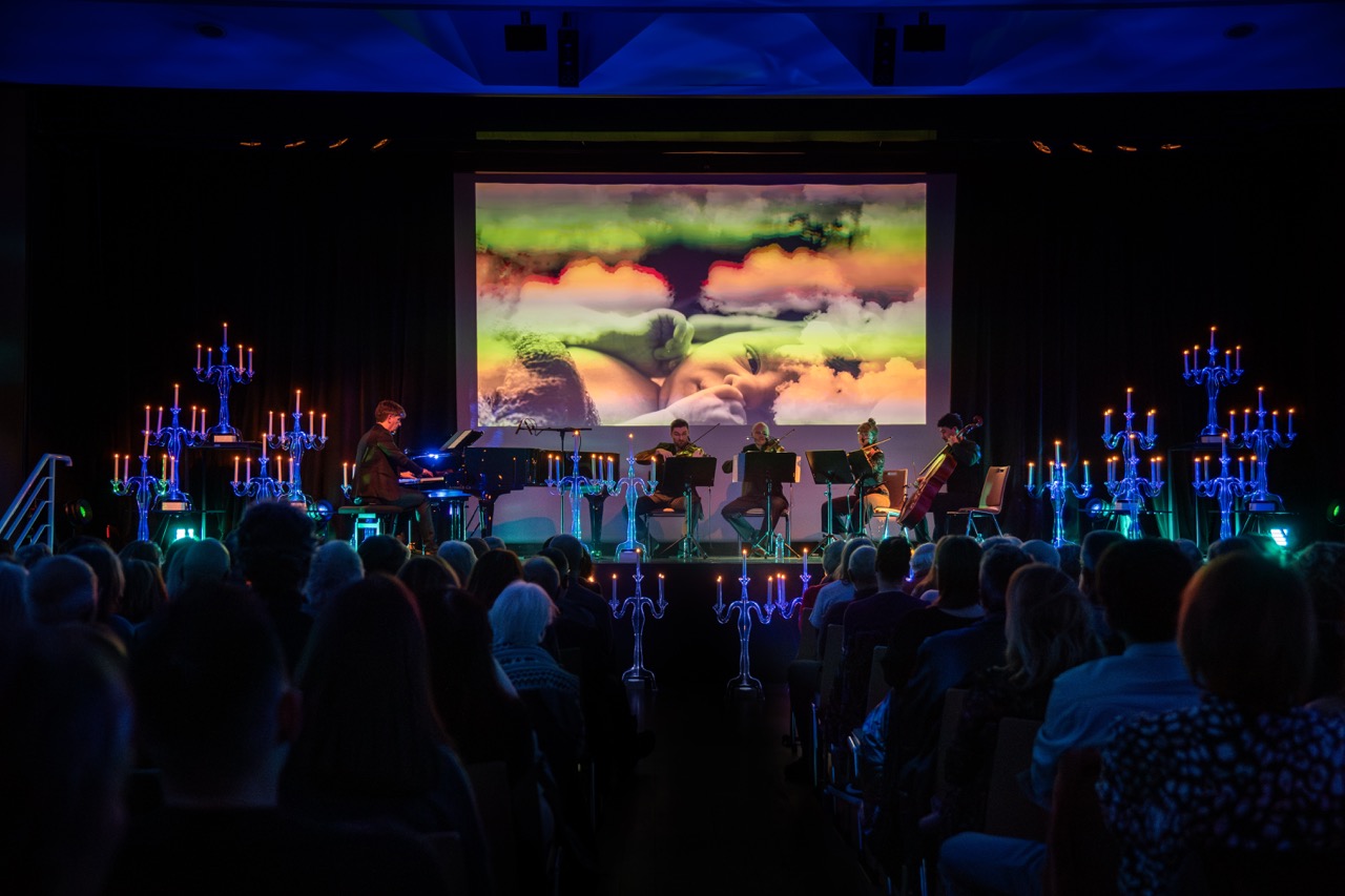 Éclats de Notes : un concert unique entre musique classique et lumière contemporaine by Cosmik Jump