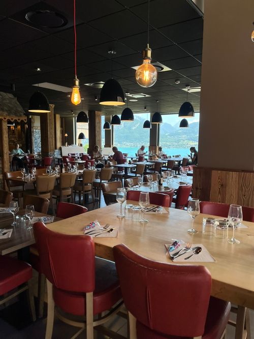 Journée de cohésion Le Sphinx à Annecy : team building, détente et vue imprenable sur le lac