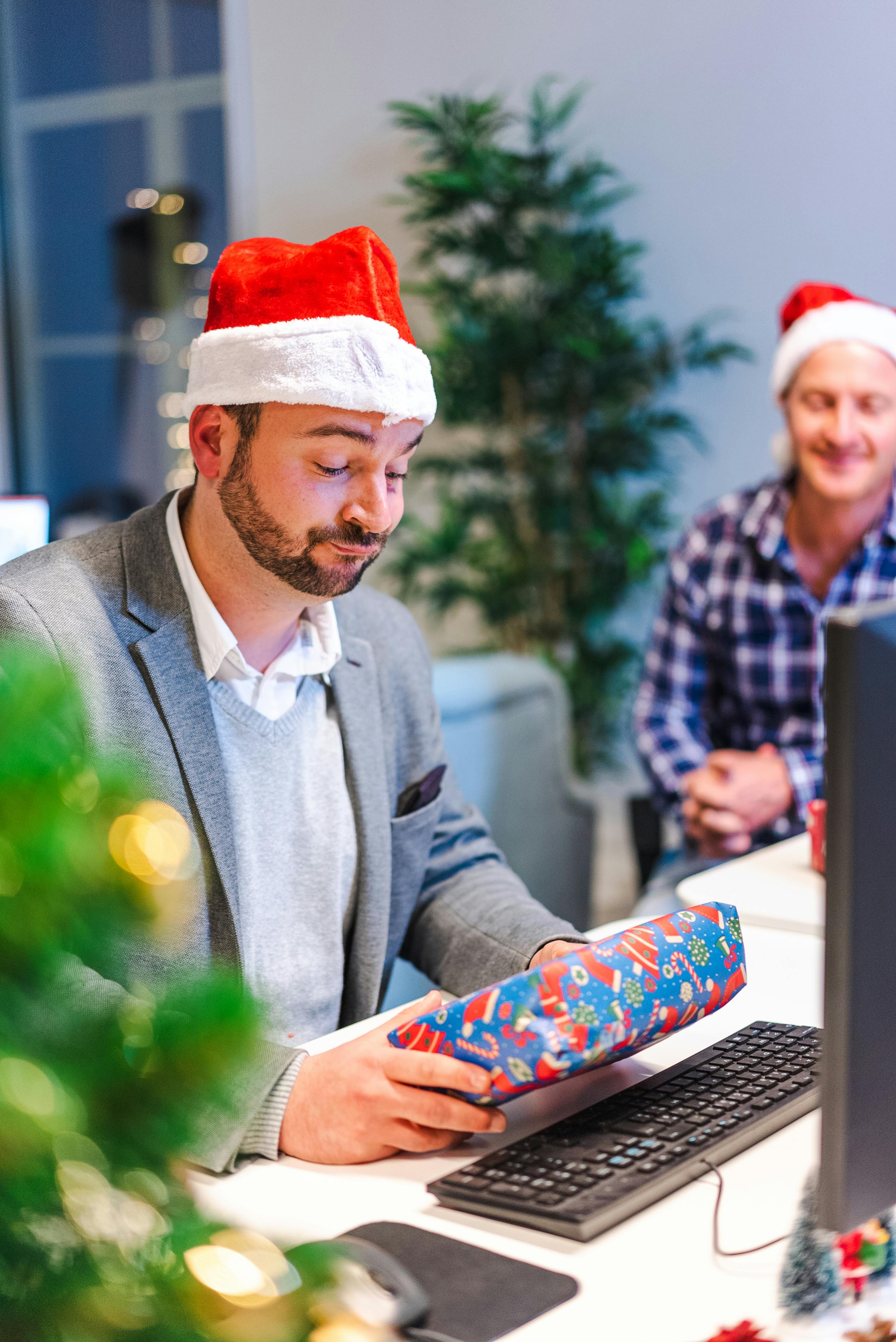 Vous en avez marre des fameux Secret Santa à 5 € ? Surprenez vos équipes et clients
