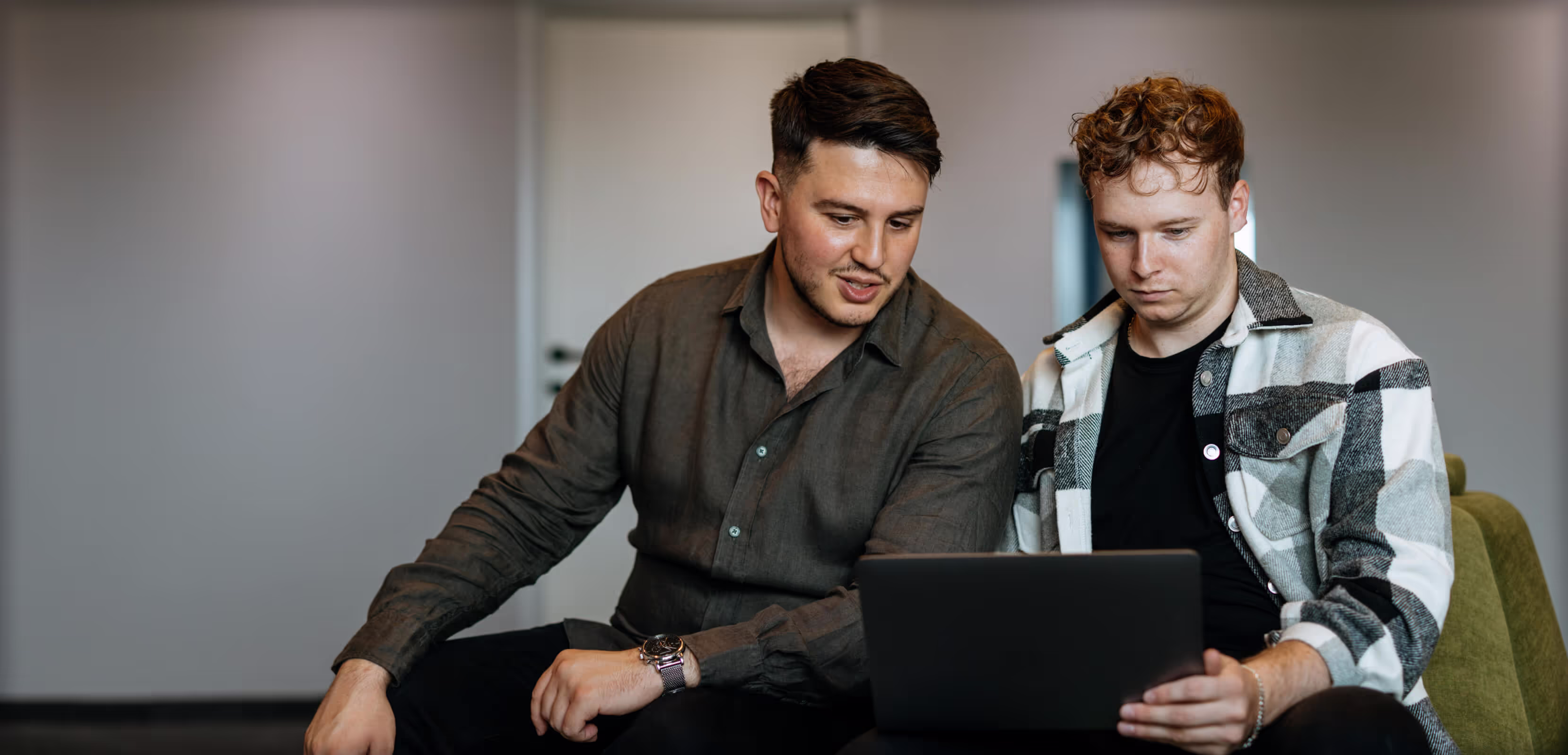 Webflow-specialisterna Dejan och Ognjen diskuterar layout och användargränssnitt för kundens nya Webflow-hemsida.