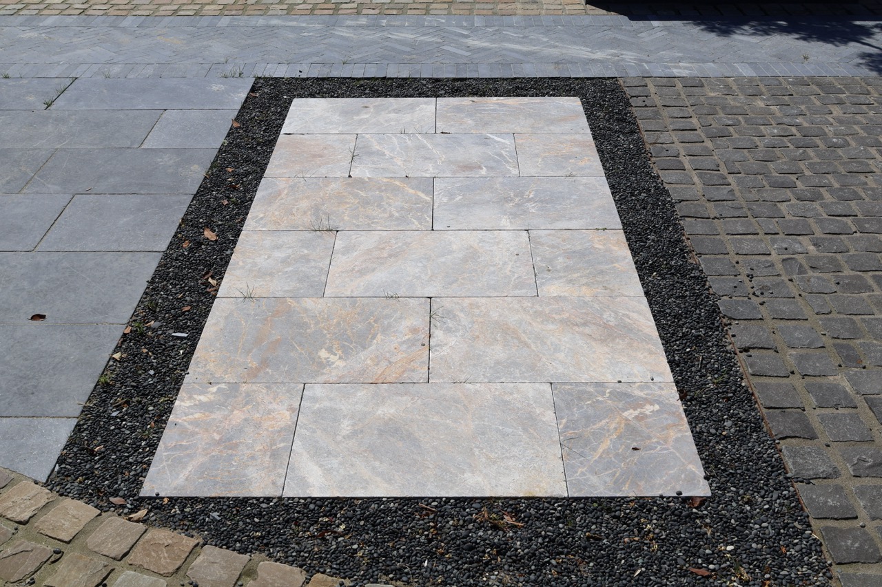 Showtuin met FusionStone natuursteen tegels bij JB Stone in Strijen