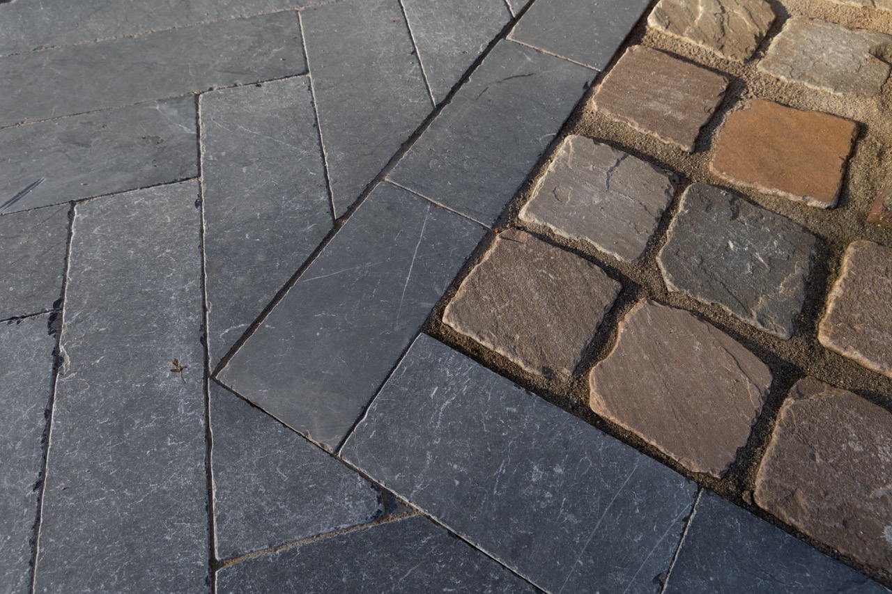 DeepStone natuursteen tegels in een tuin in Zuid-Holland