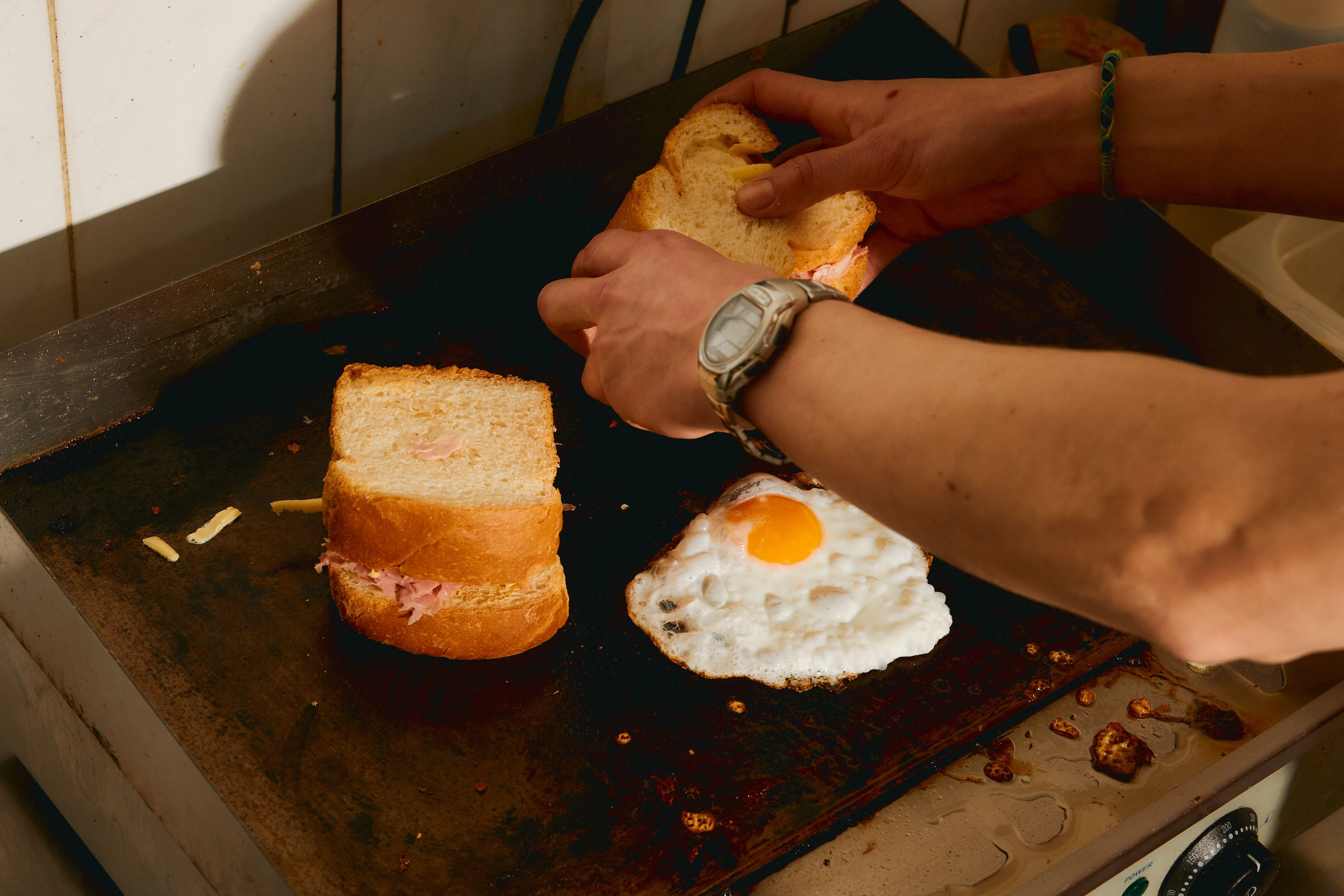 Zoom on the hands of a cookman preparing eggs with brioch