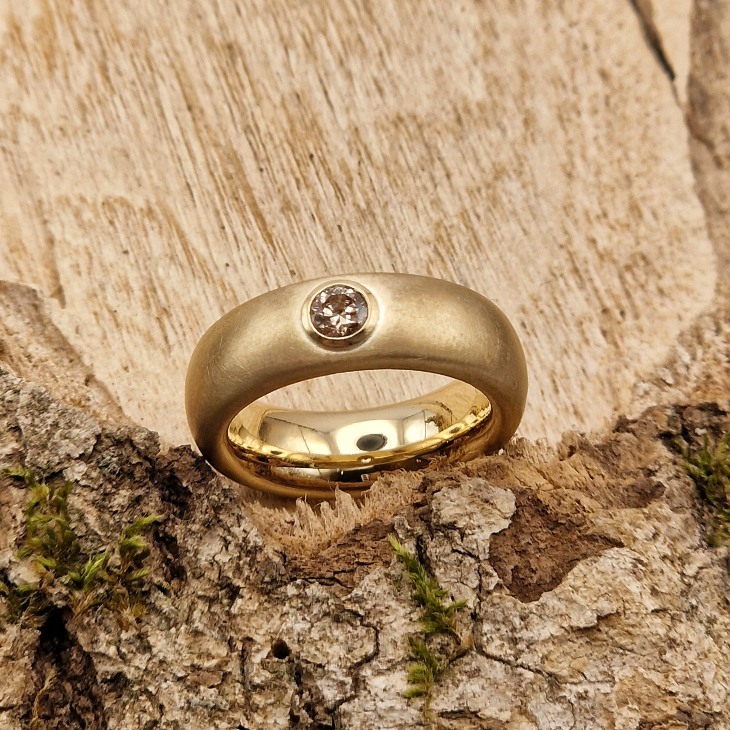 Ring in Gelbgold mit champagnerfarbenem Brillanten